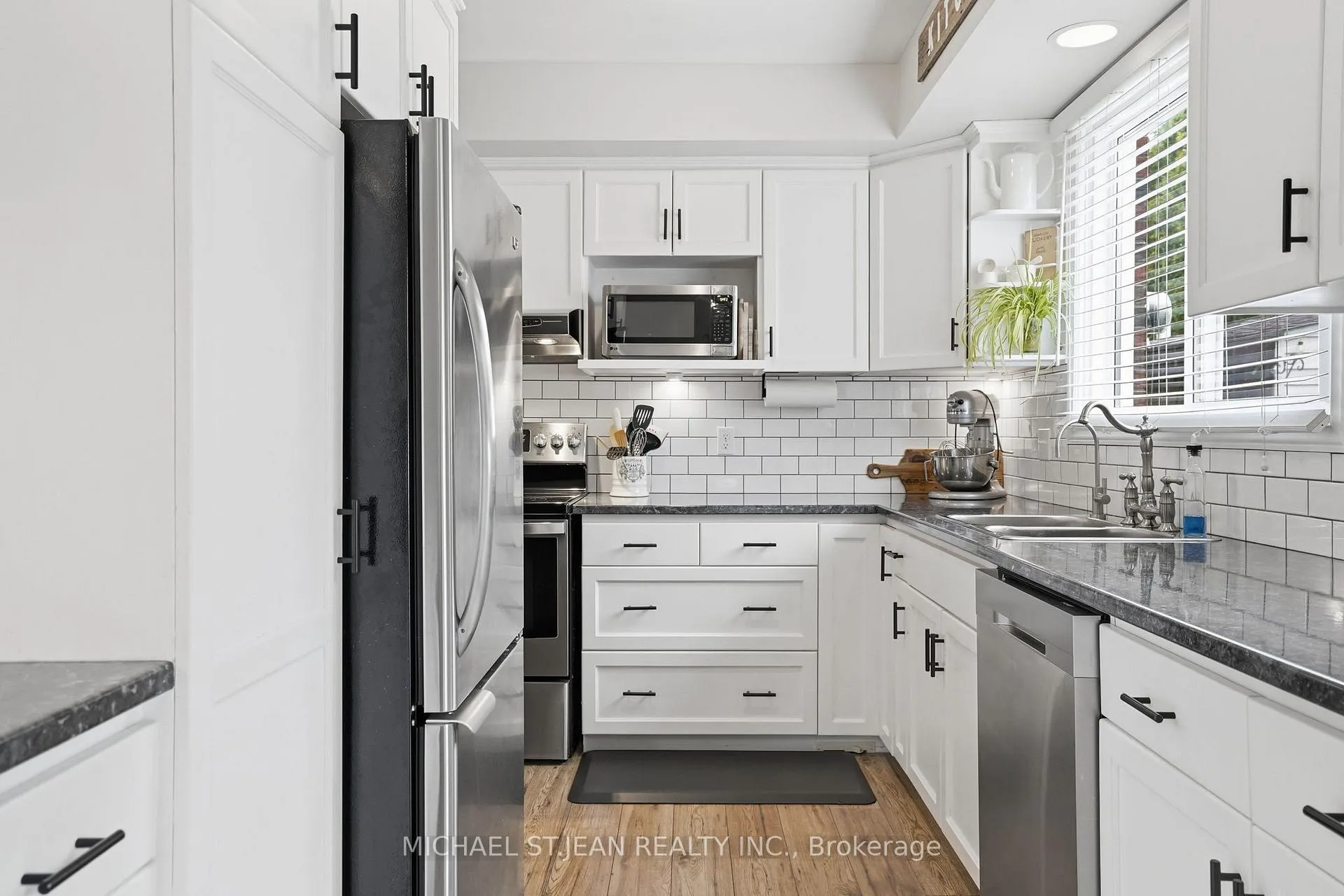 Photo 16 of 992 Garth Street, Hamilton, Gilbert — HOMEH