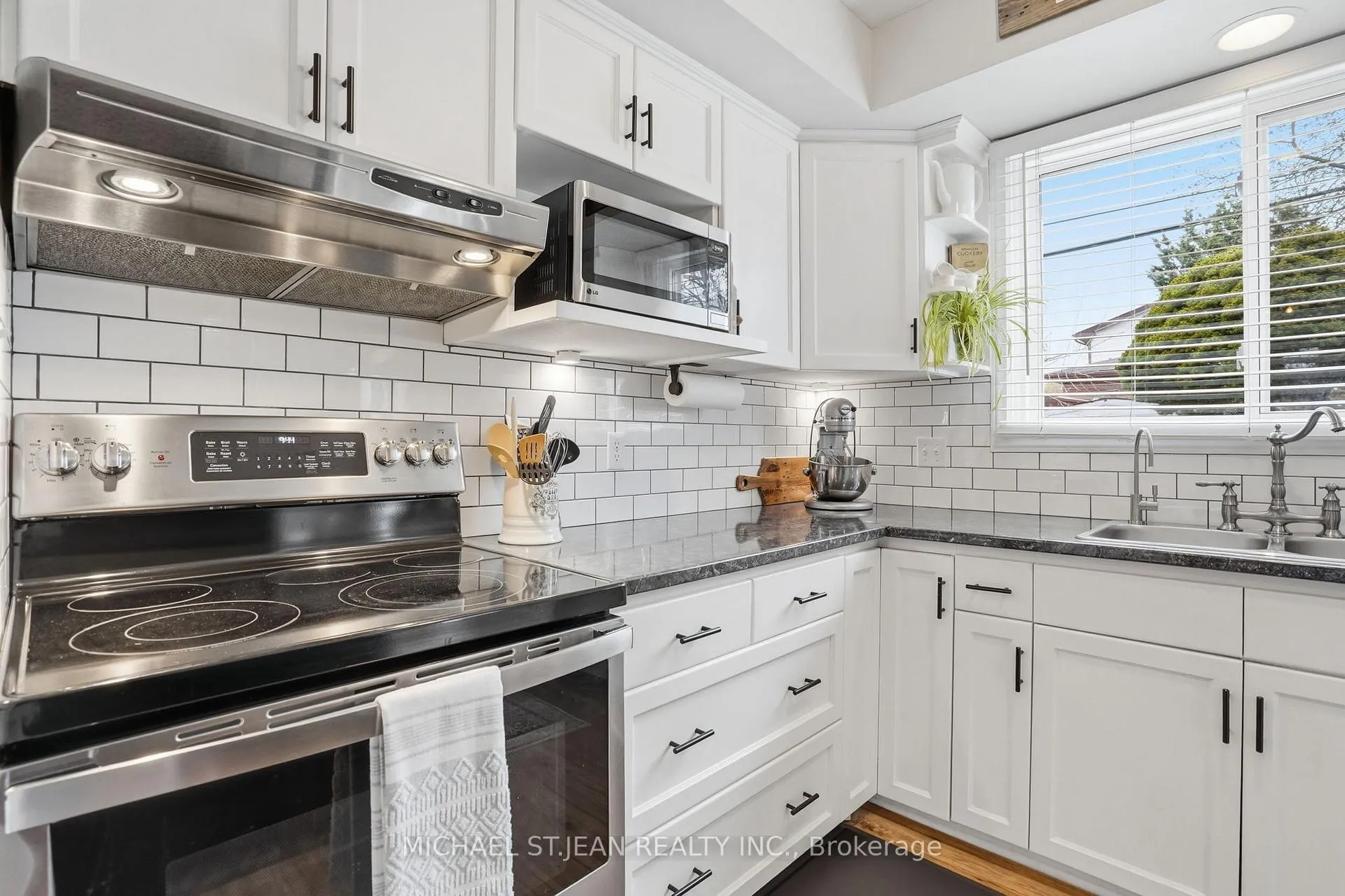 Photo 18 of 992 Garth Street, Hamilton, Gilbert — HOMEH