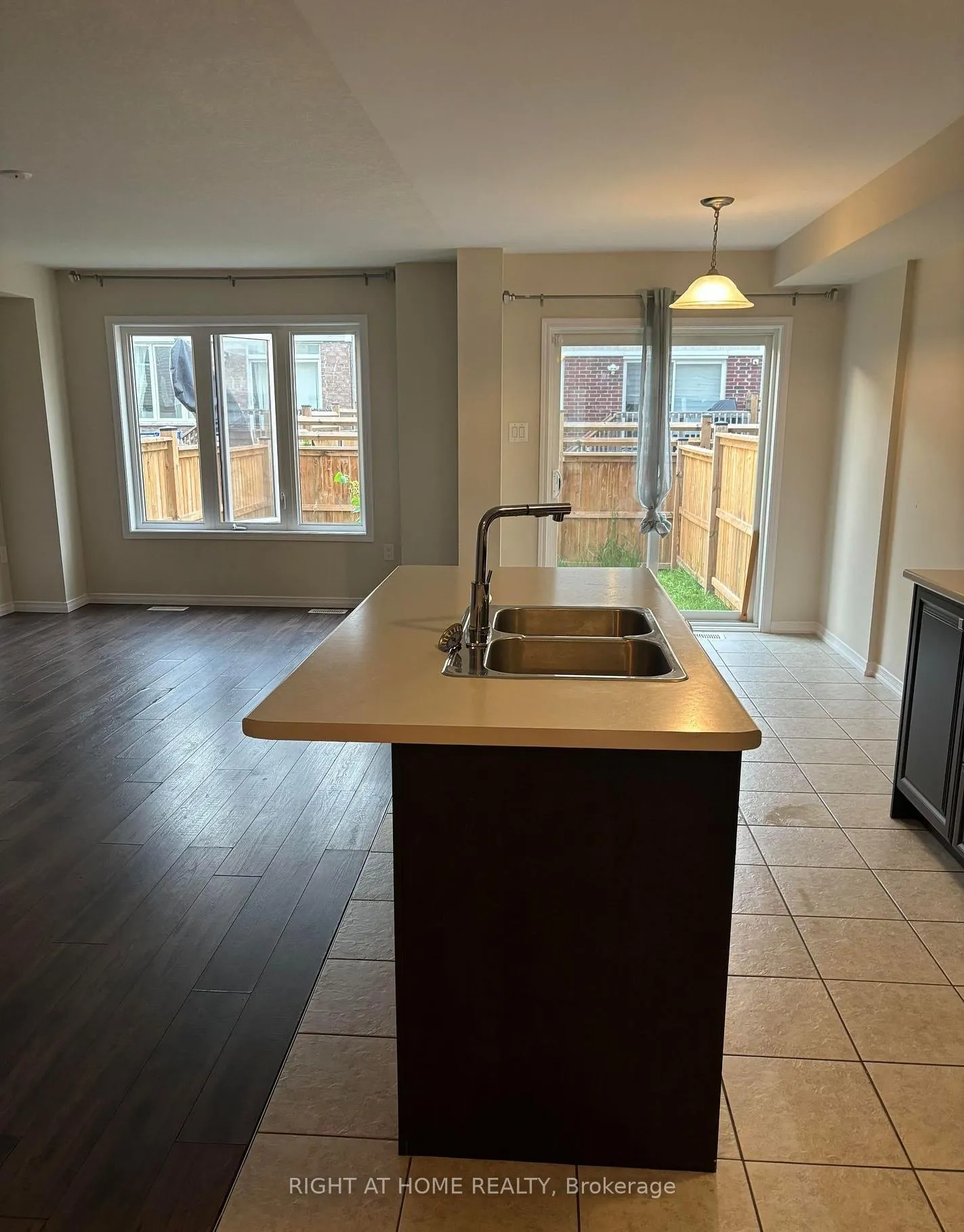 Photo 4 of 7761 White Pine Crescent, Niagara Falls, Brown — HOMEH