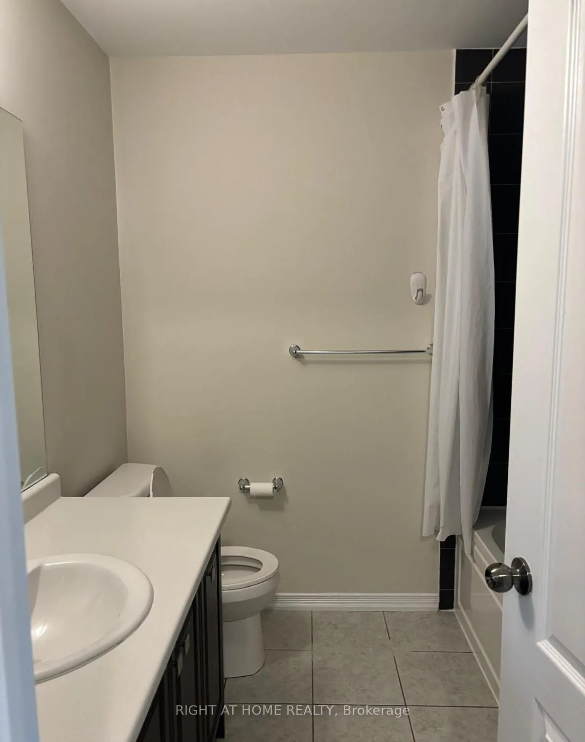 Photo 15 of 7761 White Pine Crescent, Niagara Falls, Brown — HOMEH