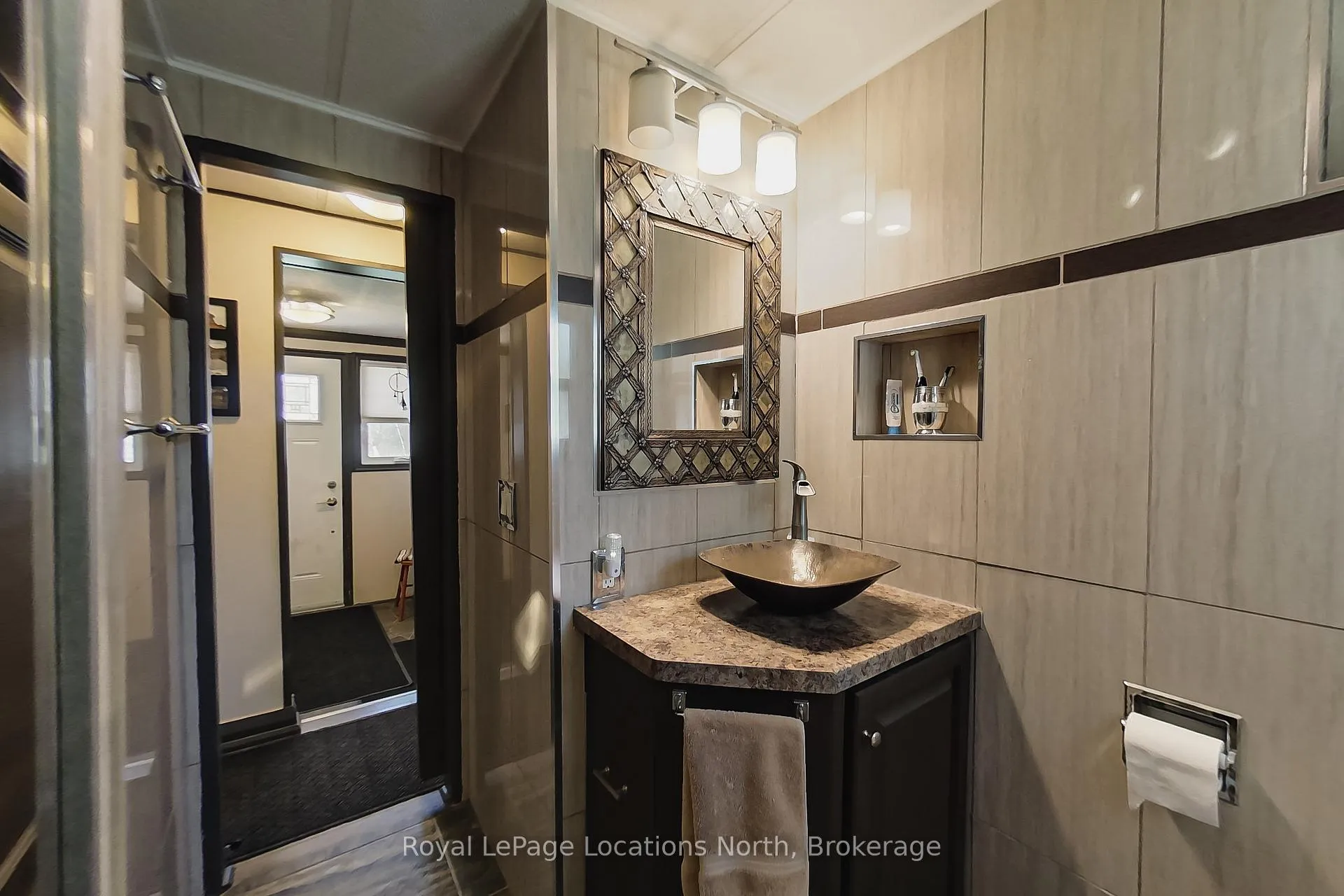 Photo 15 of 18 Prince Charles Avenue, Barrie, Little Lake — HOMEH