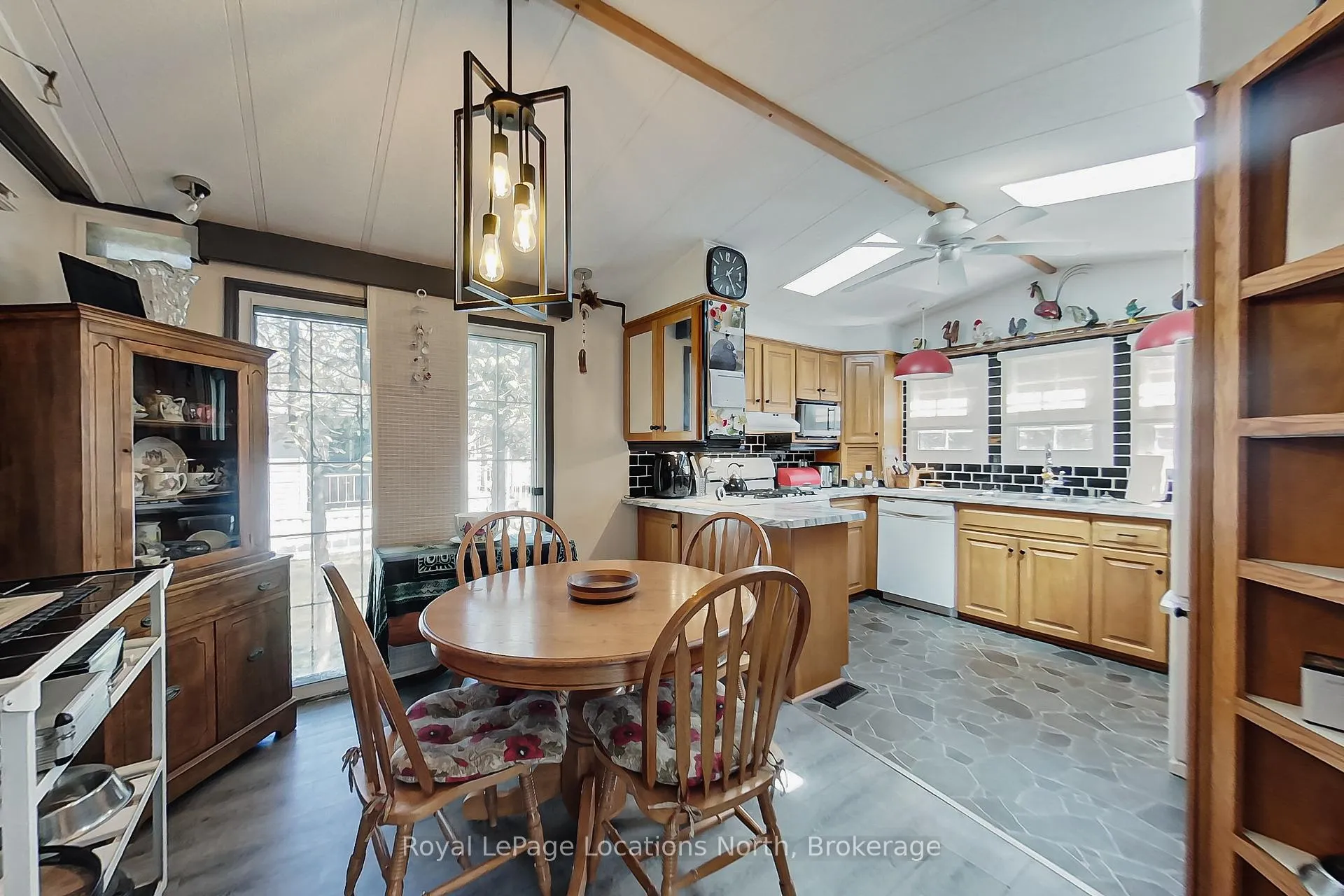 Photo 19 of 18 Prince Charles Avenue, Barrie, Little Lake — HOMEH