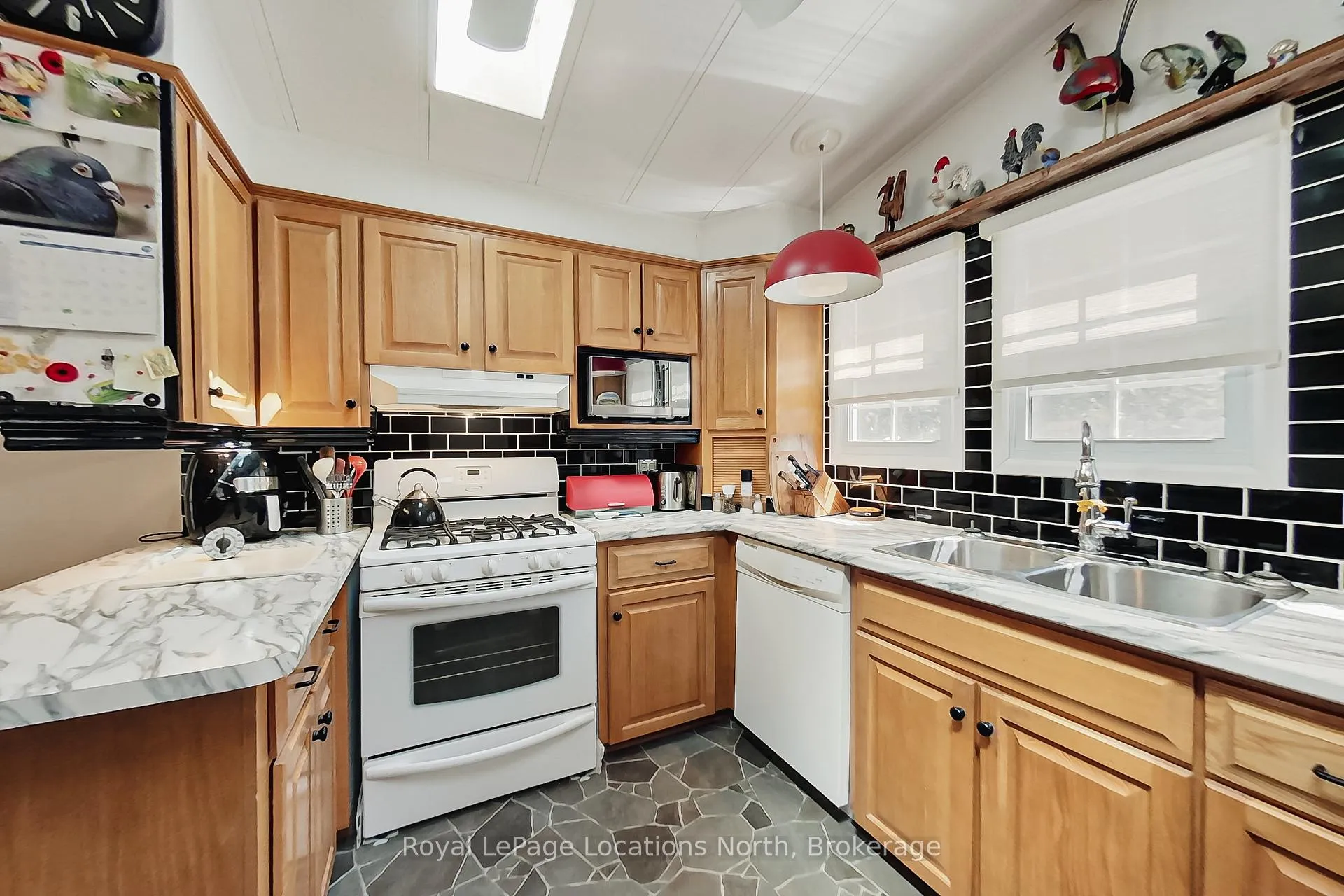 Photo 21 of 18 Prince Charles Avenue, Barrie, Little Lake — HOMEH