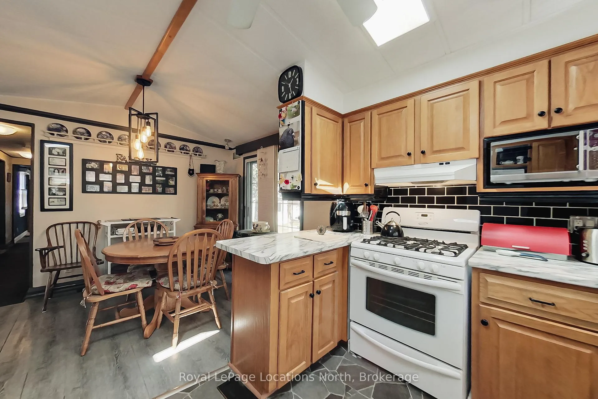 Photo 22 of 18 Prince Charles Avenue, Barrie, Little Lake — HOMEH