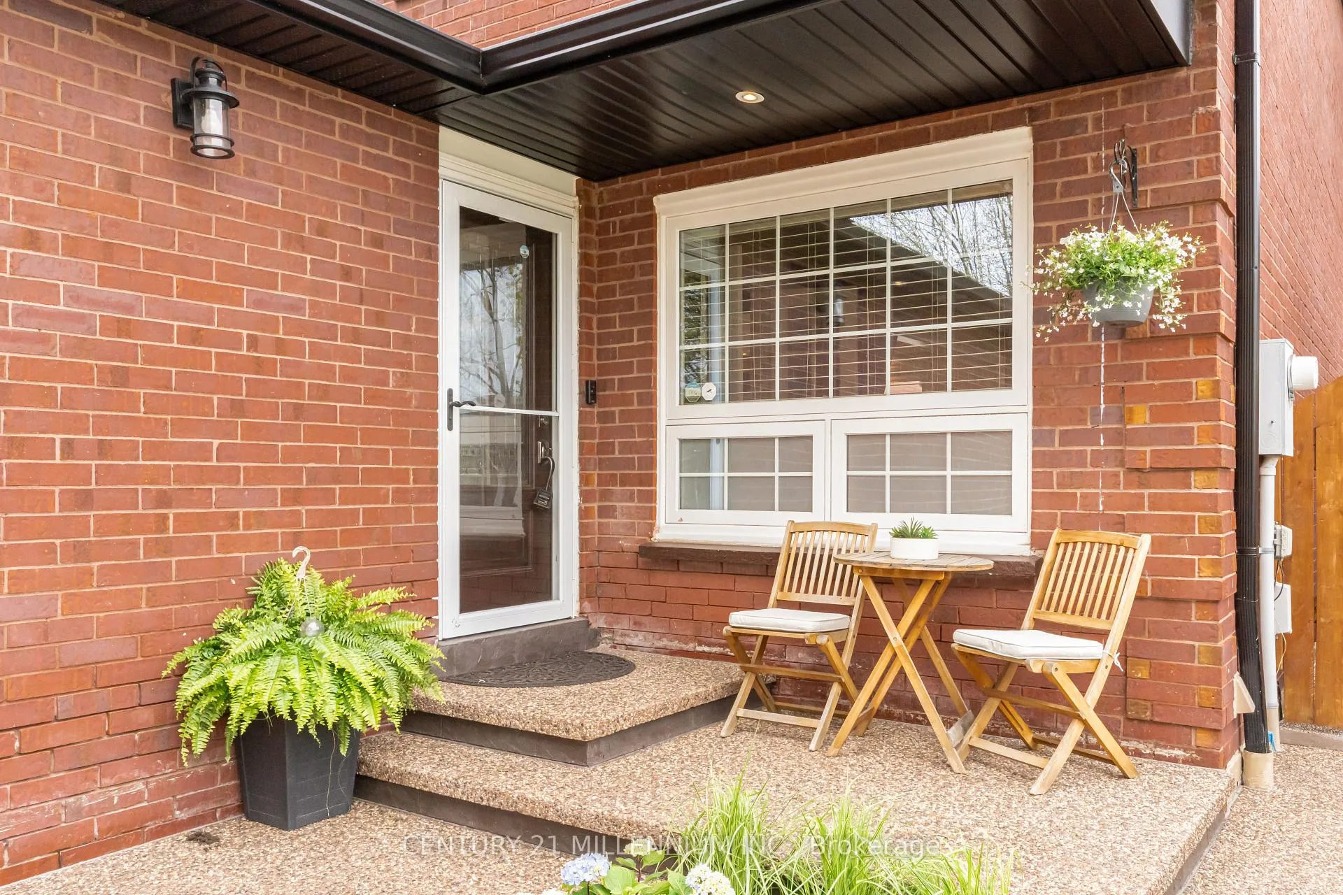 Photo 4 of 8 Shenstone Avenue, Brampton, Heart Lake West — HOMEH