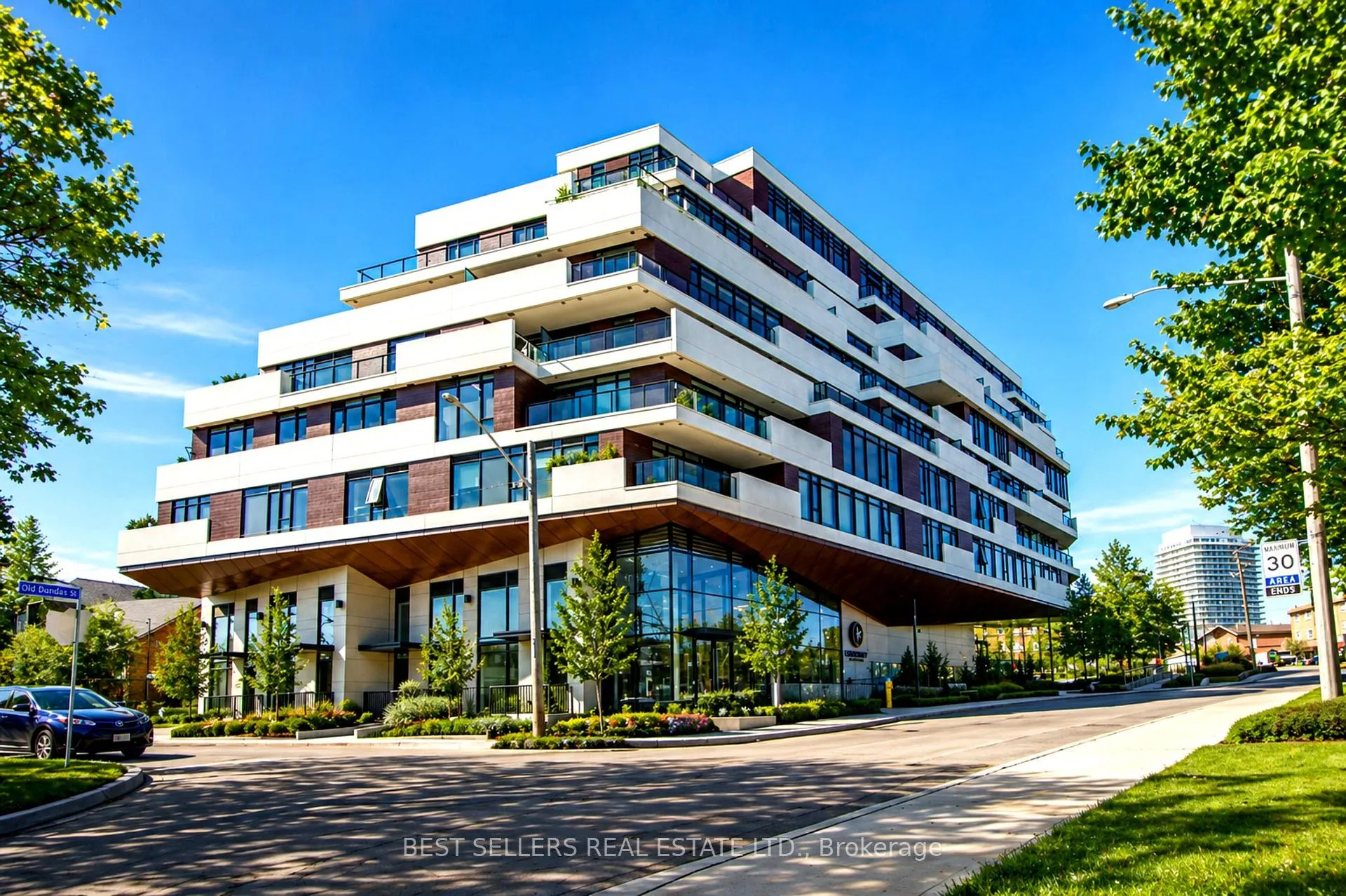 Front of Unit 611, 160 Kingsway Cres