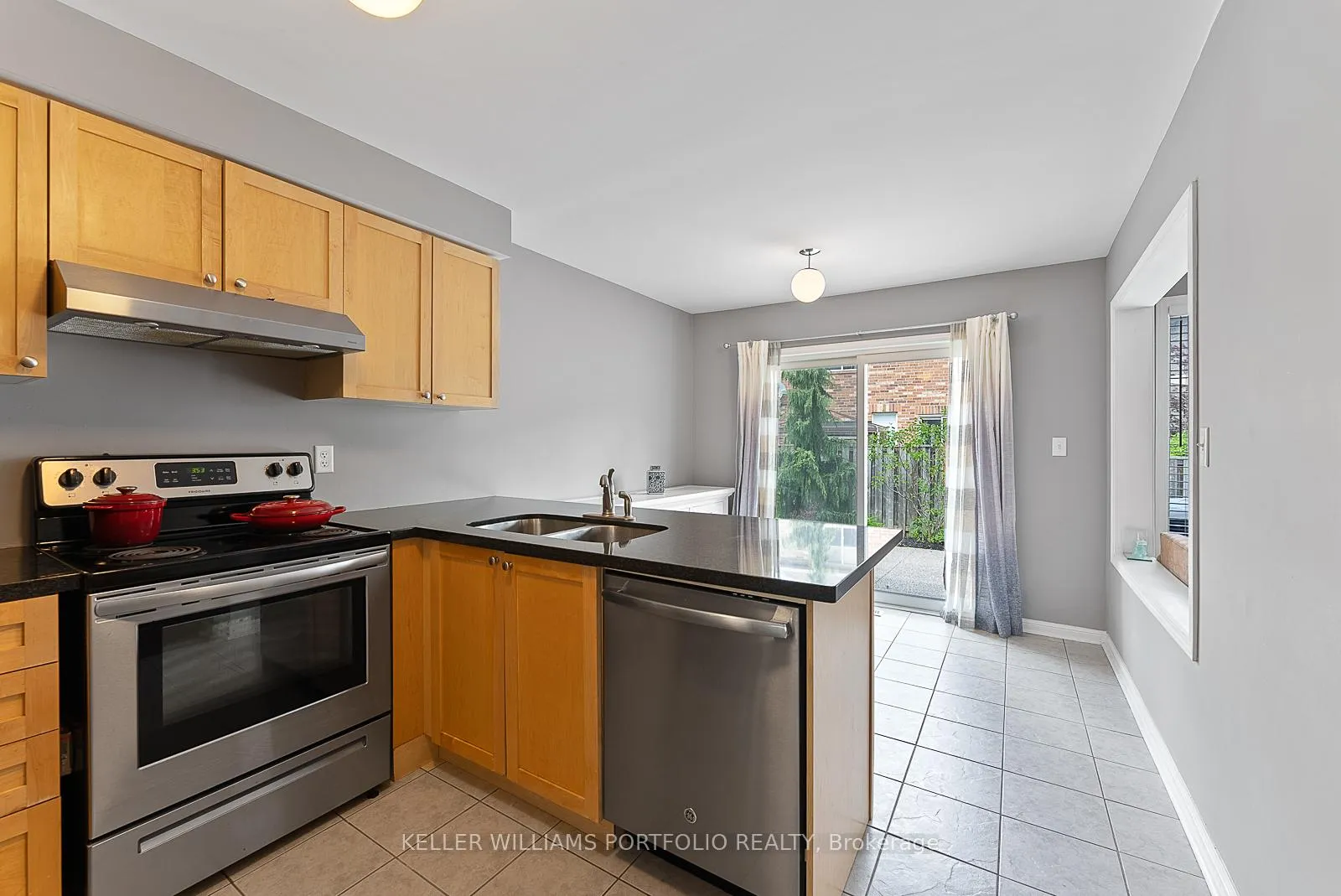Photo 9 of 2412 Baintree Crescent, Oakville, Westmount — HOMEH