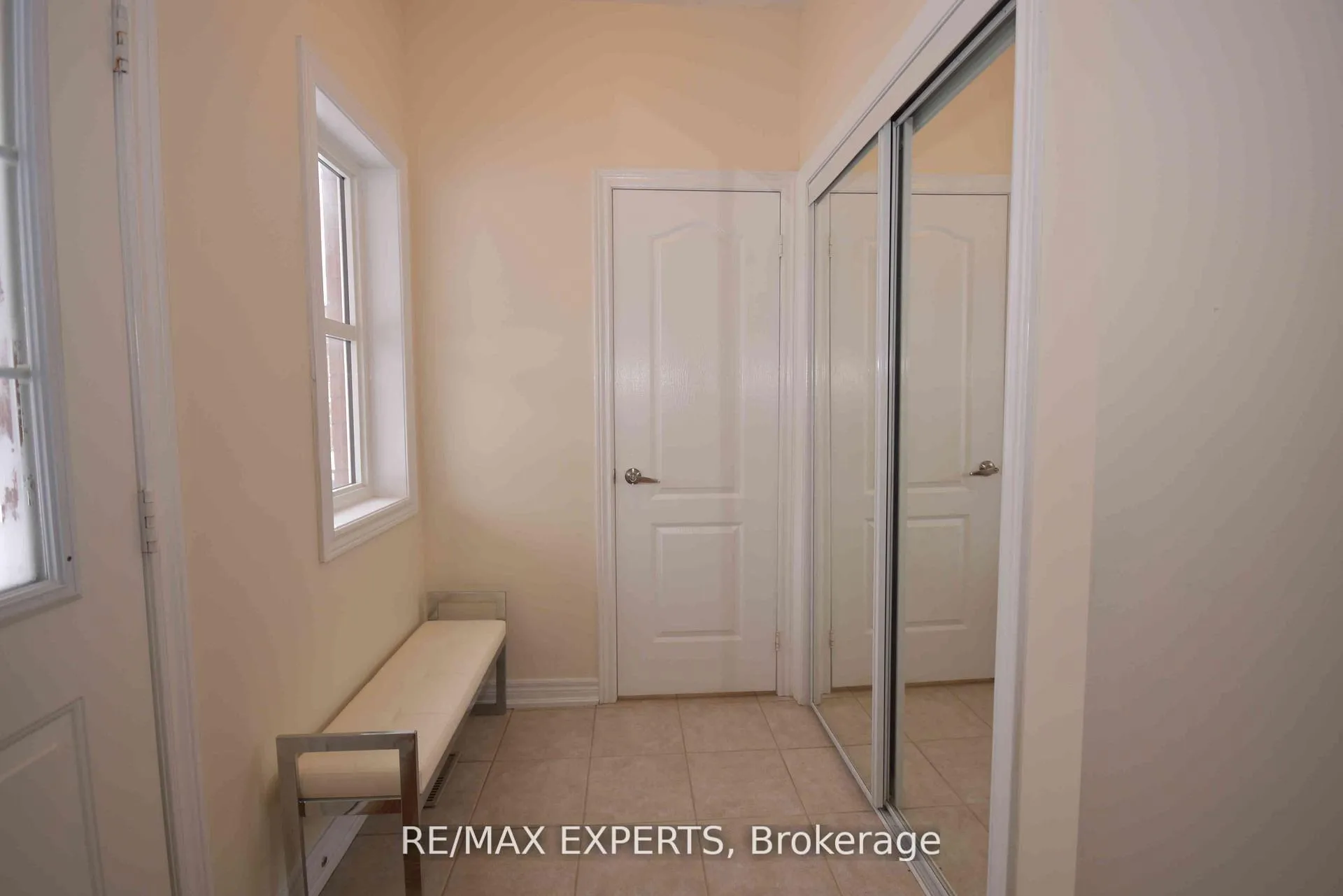 Photo 2 of Unit 7, 57 Drew Kelly Way, Markham, Buttonville — HOMEH