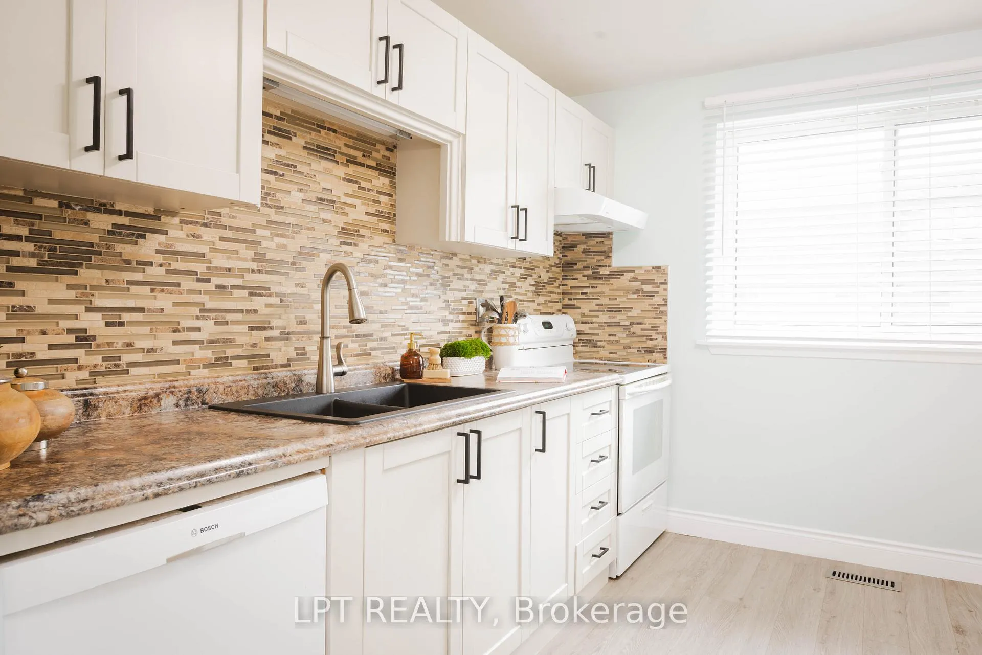Photo 11 of Unit 3, 318 Laurier Avenue, Milton, Old Milton — HOMEH