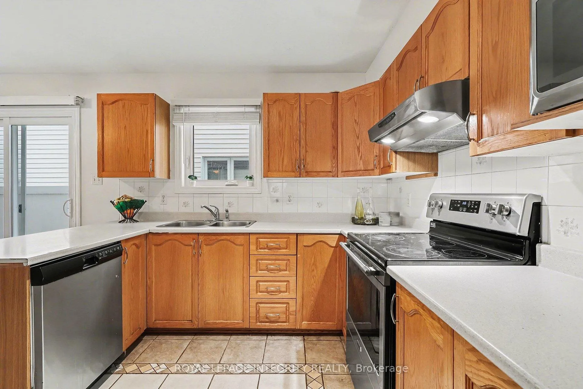 Photo 8 of 2103 Gardenway Drive, Ottawa, Fallingbrook/Gardenway South — HOMEH