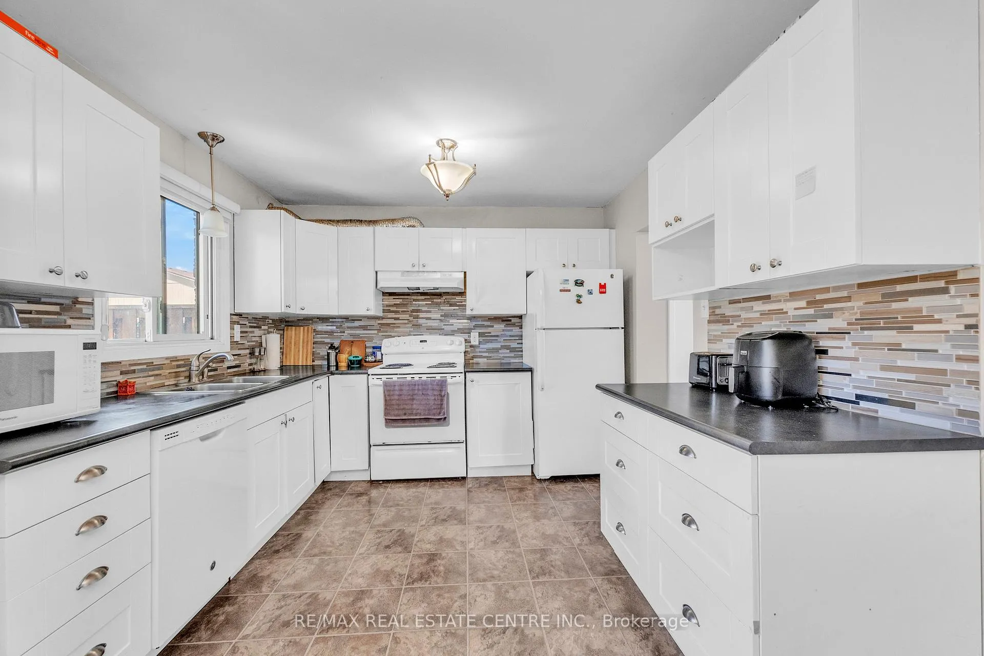 Photo 7 of Unit 102, 105 Hansen Road N, Brampton, Madoc — HOMEH