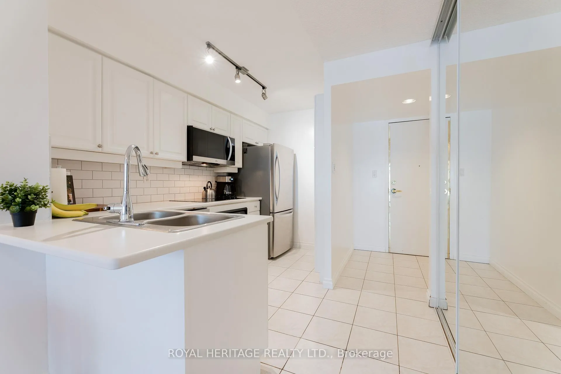 Photo 2 of Unit 211, 188 Redpath Avenue, Toronto, Mount Pleasant West — HOMEH