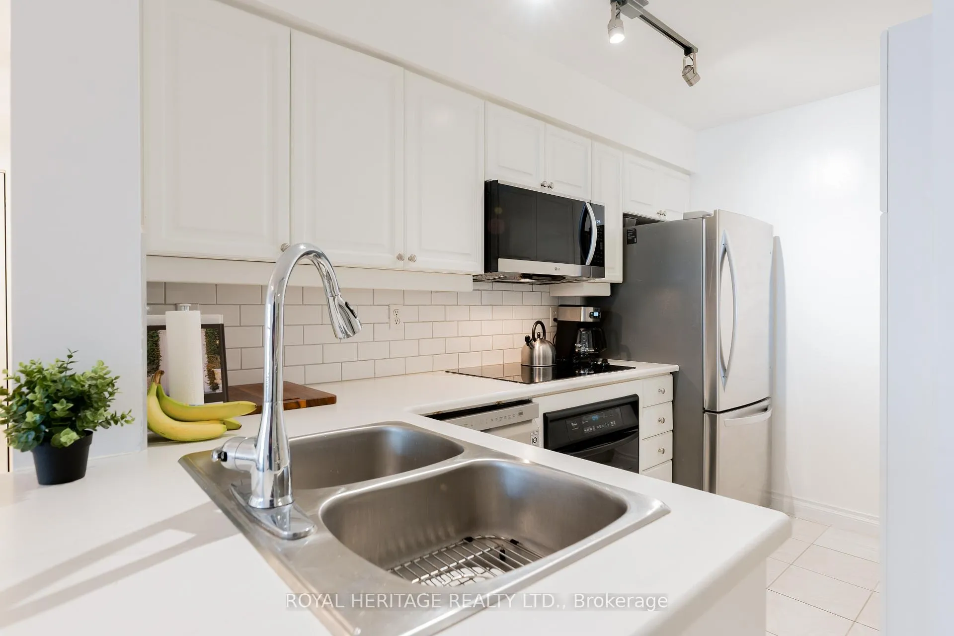 Photo 3 of Unit 211, 188 Redpath Avenue, Toronto, Mount Pleasant West — HOMEH