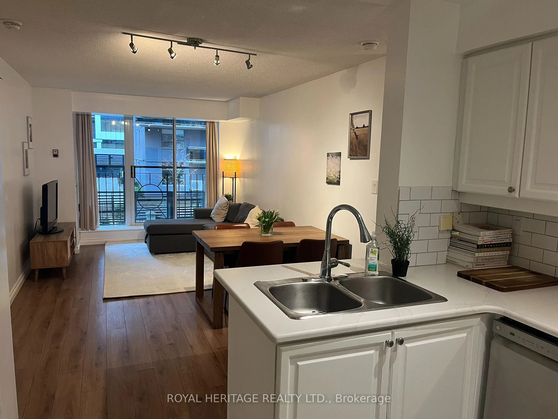Photo 7 of Unit 211, 188 Redpath Avenue, Toronto, Mount Pleasant West — HOMEH