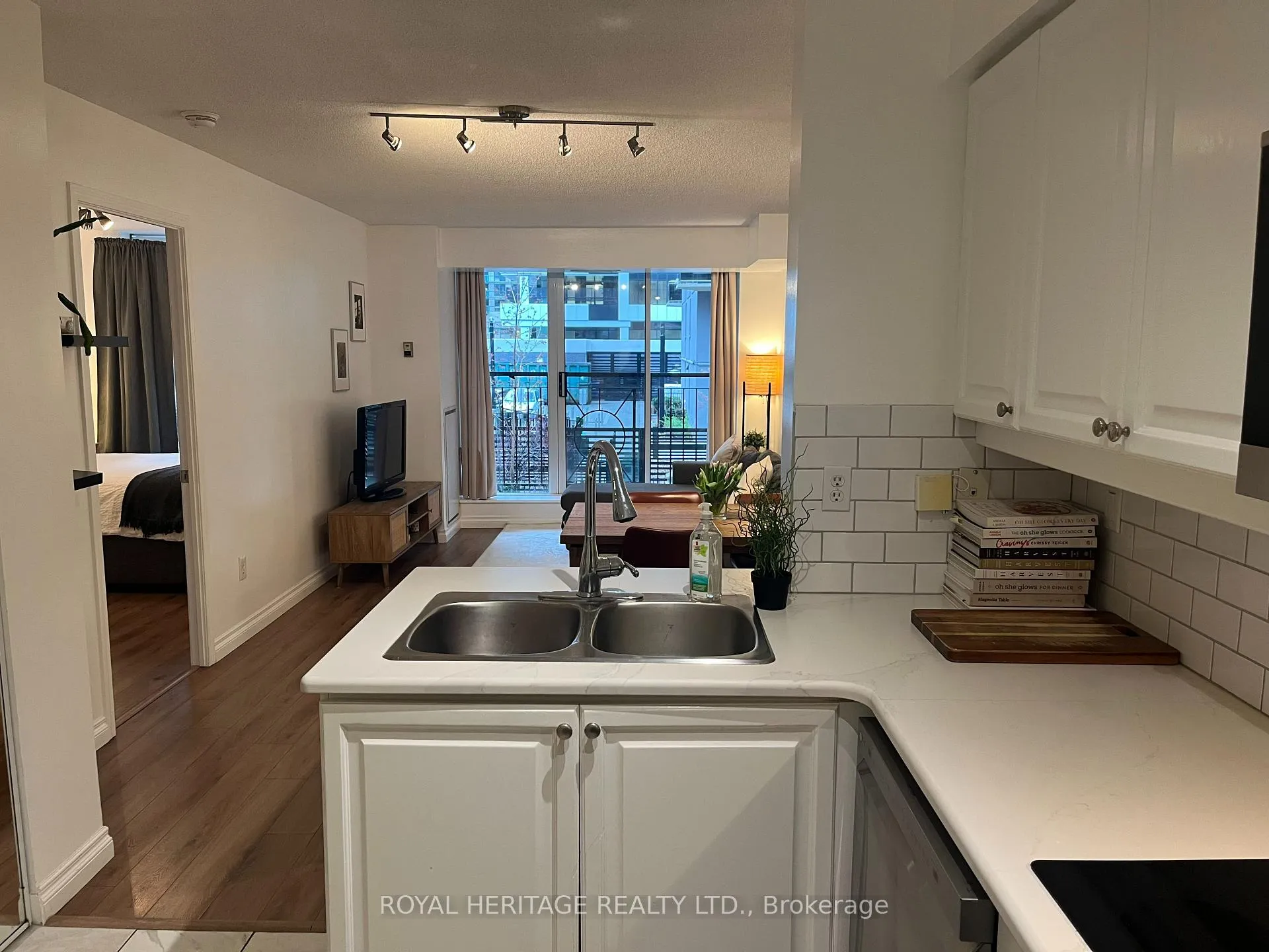 Photo 8 of Unit 211, 188 Redpath Avenue, Toronto, Mount Pleasant West — HOMEH