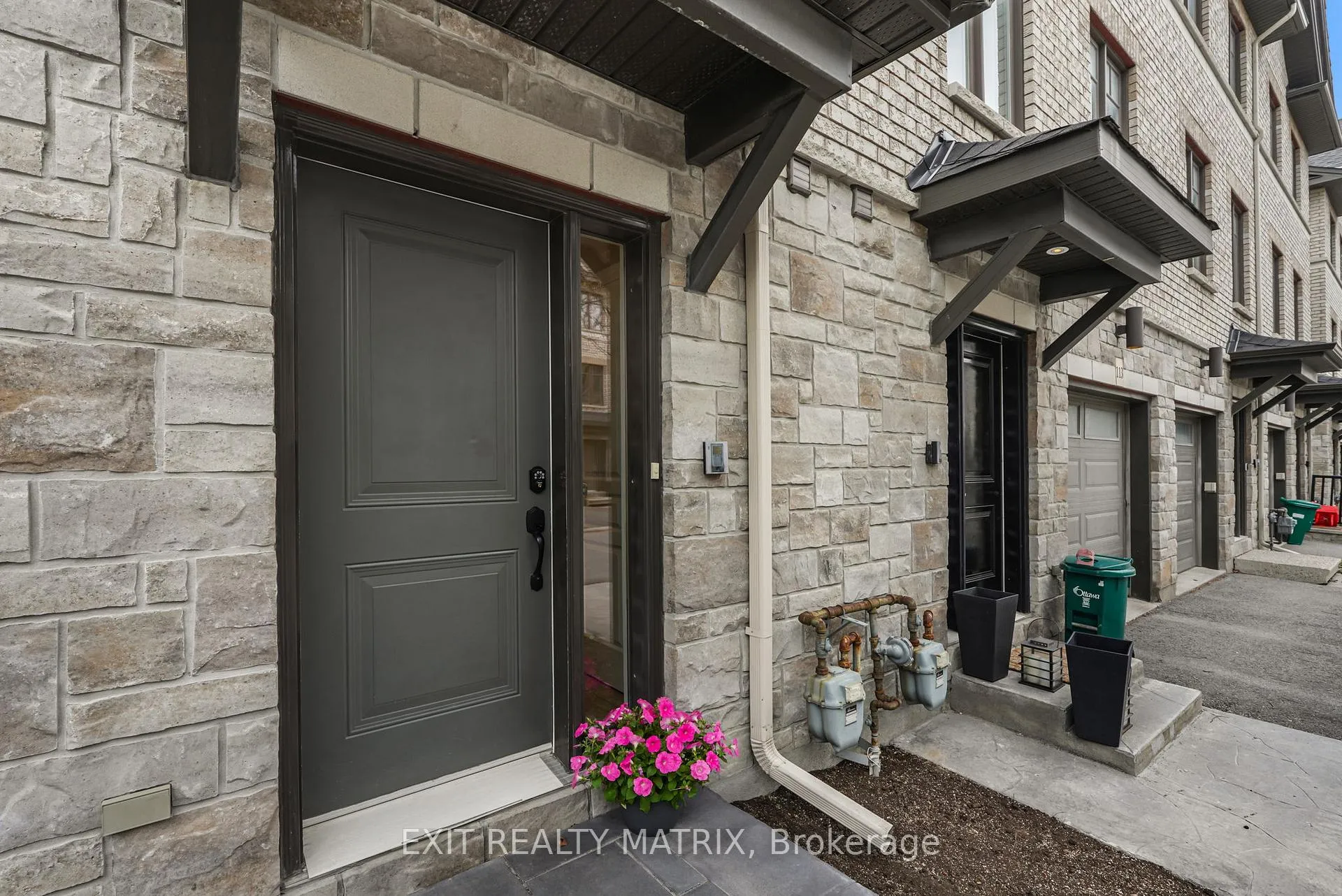 Photo 2 of 111 Brilia Private, Ottawa, Beacon Hill South — HOMEH