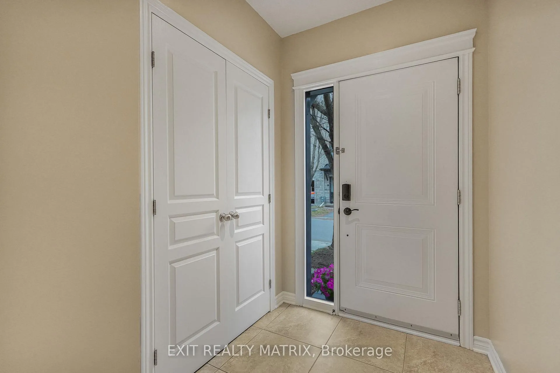 Photo 3 of 111 Brilia Private, Ottawa, Beacon Hill South — HOMEH