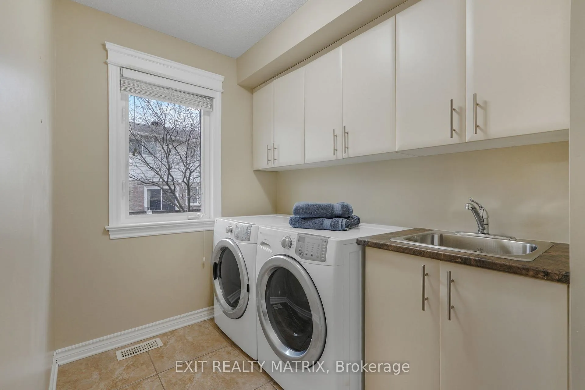 Photo 8 of 111 Brilia Private, Ottawa, Beacon Hill South — HOMEH