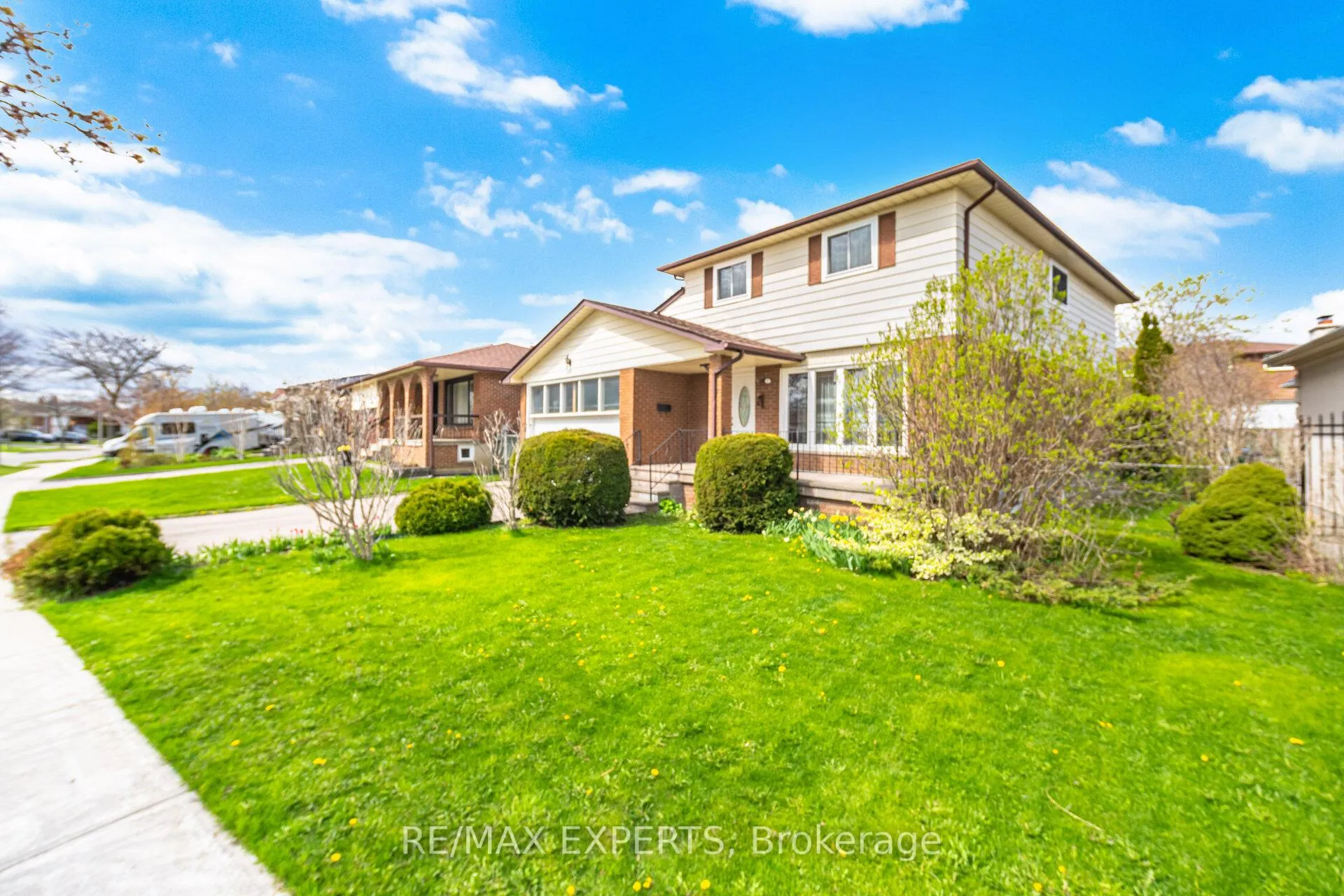 Photo 1 of 479 Louis Drive, Mississauga, Cooksville — HOMEH