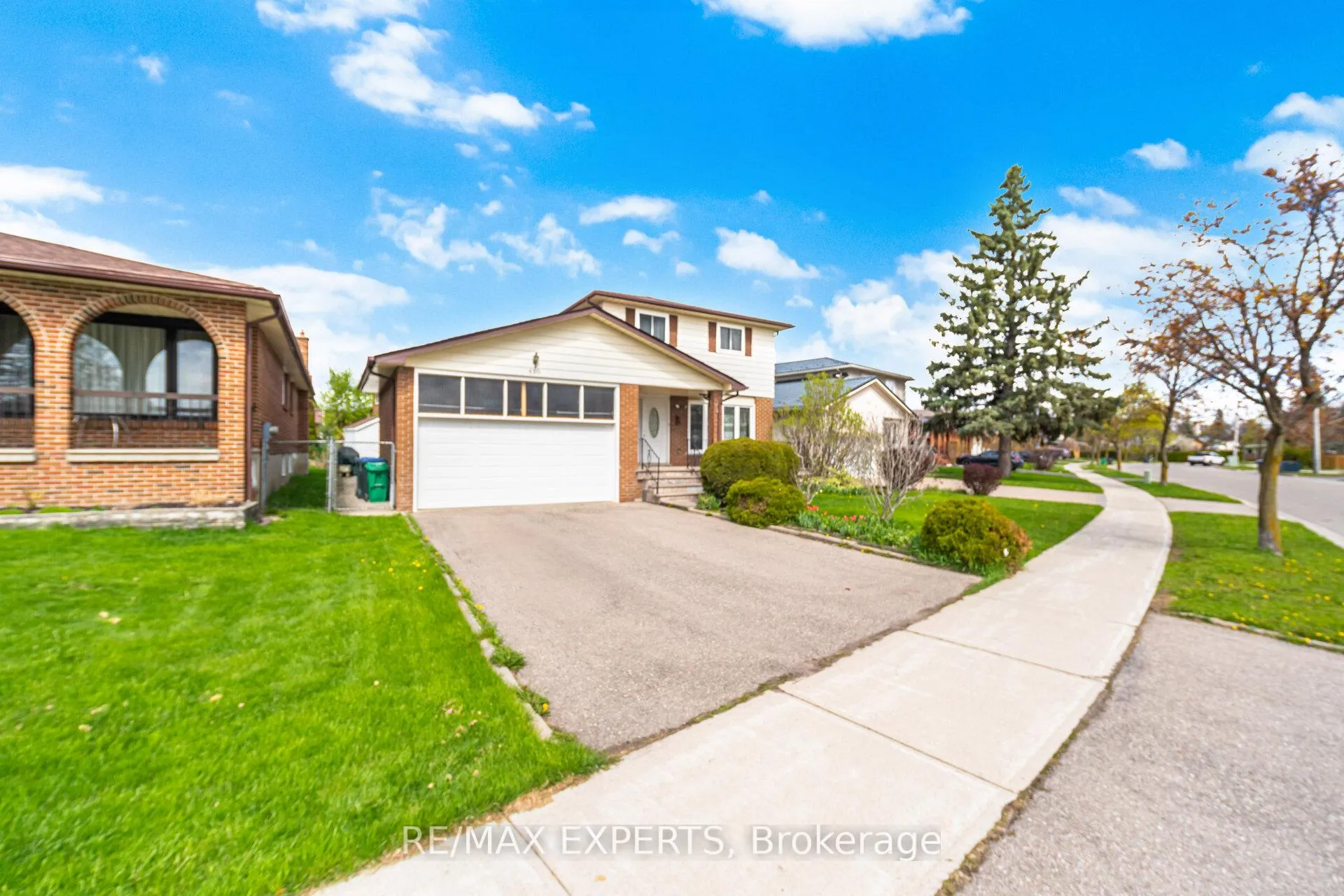 Photo 3 of 479 Louis Drive, Mississauga, Cooksville — HOMEH