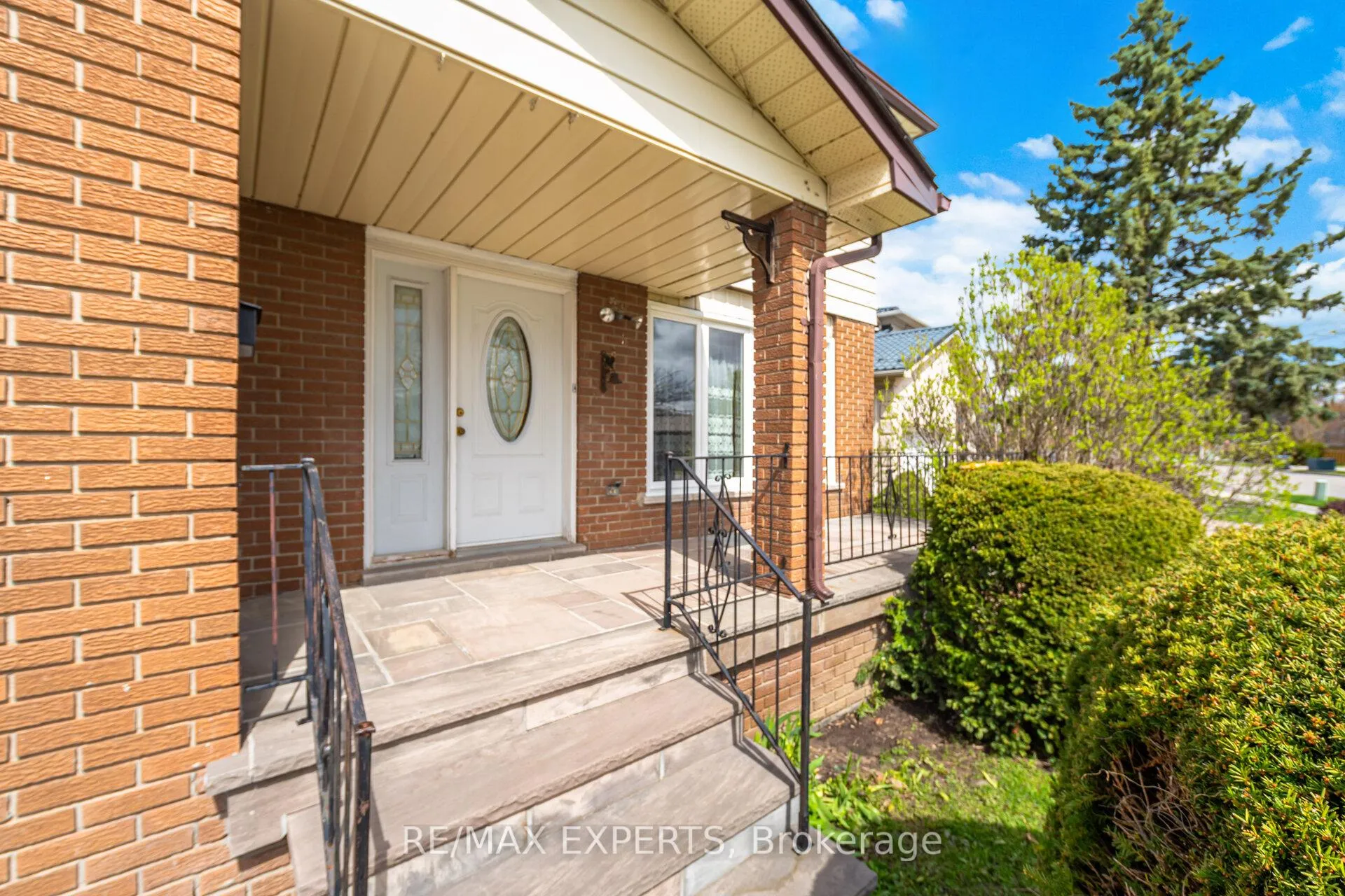 Photo 5 of 479 Louis Drive, Mississauga, Cooksville — HOMEH