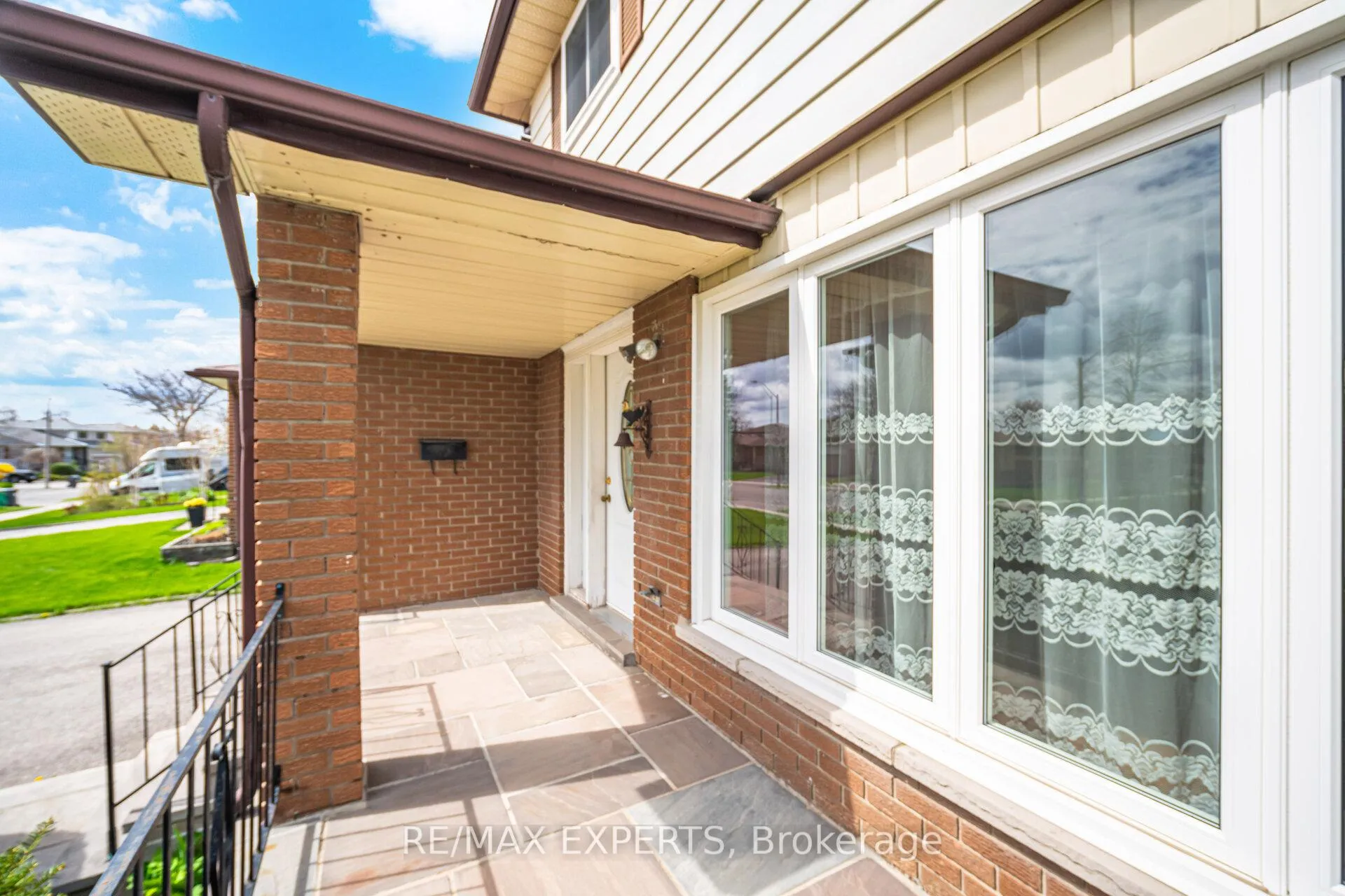 Photo 6 of 479 Louis Drive, Mississauga, Cooksville — HOMEH