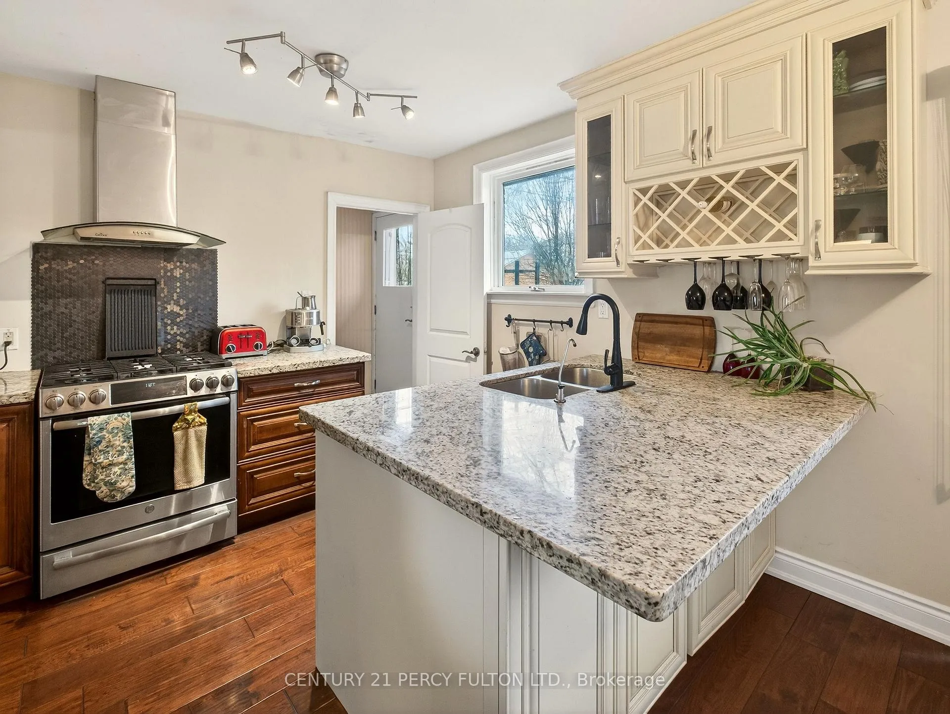 Photo 4 of 840 Bem Avenue, Pickering, Bay Ridges — HOMEH