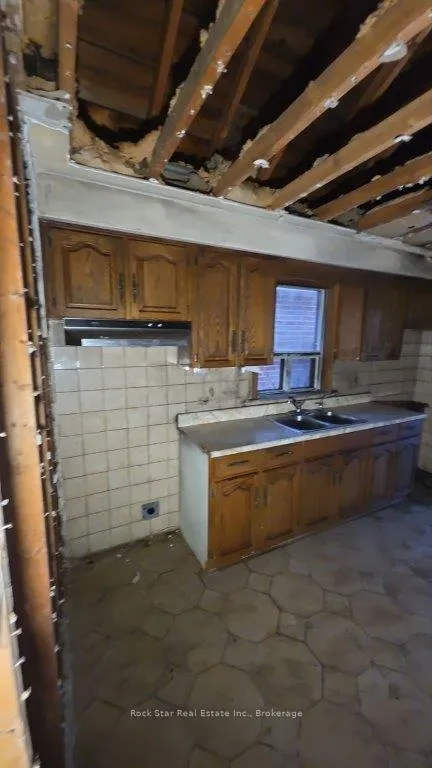 Photo 5 of 12 Holmesdale Road, Toronto, Caledonia-Fairbank — HOMEH