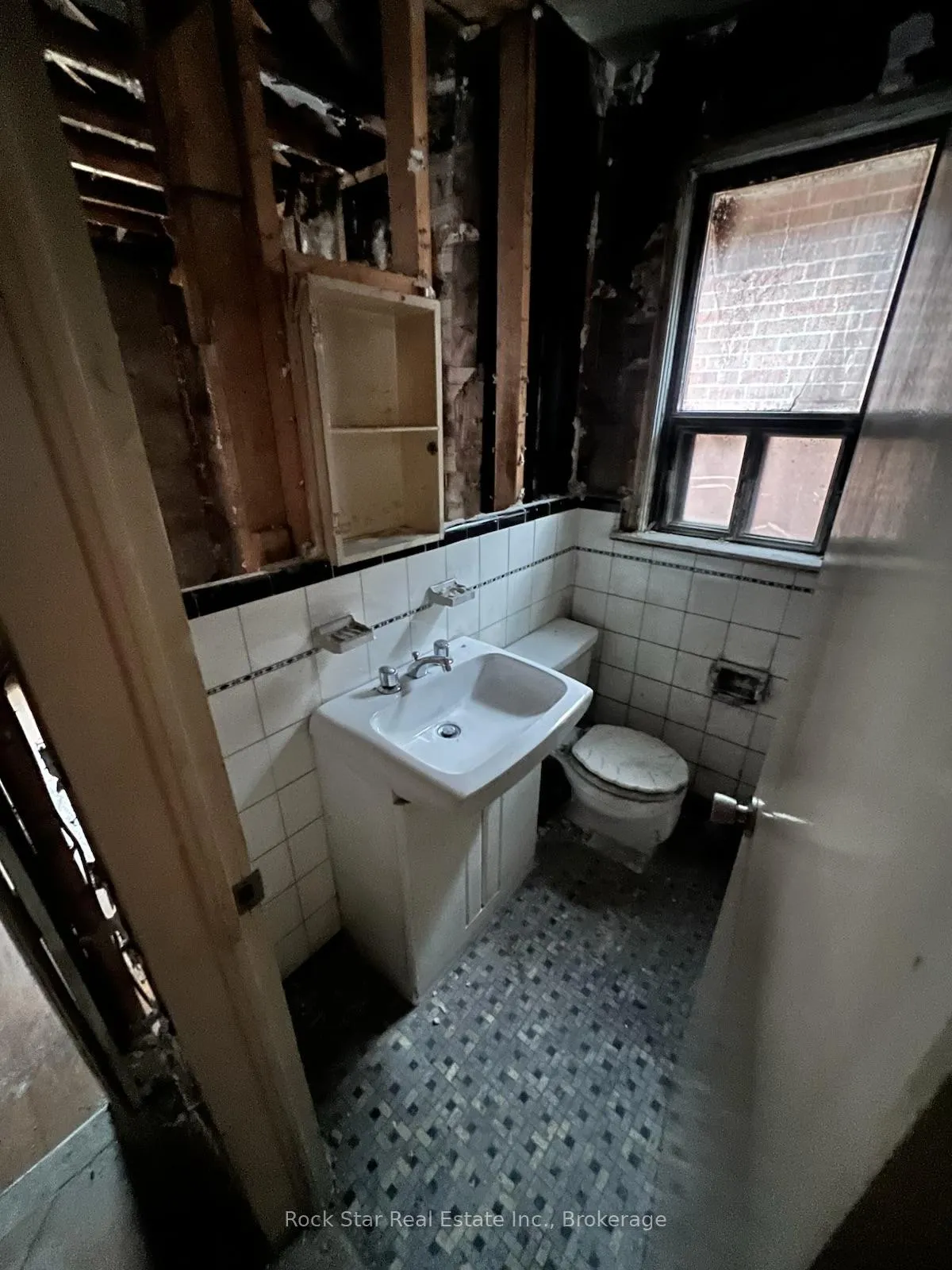 Photo 9 of 12 Holmesdale Road, Toronto, Caledonia-Fairbank — HOMEH