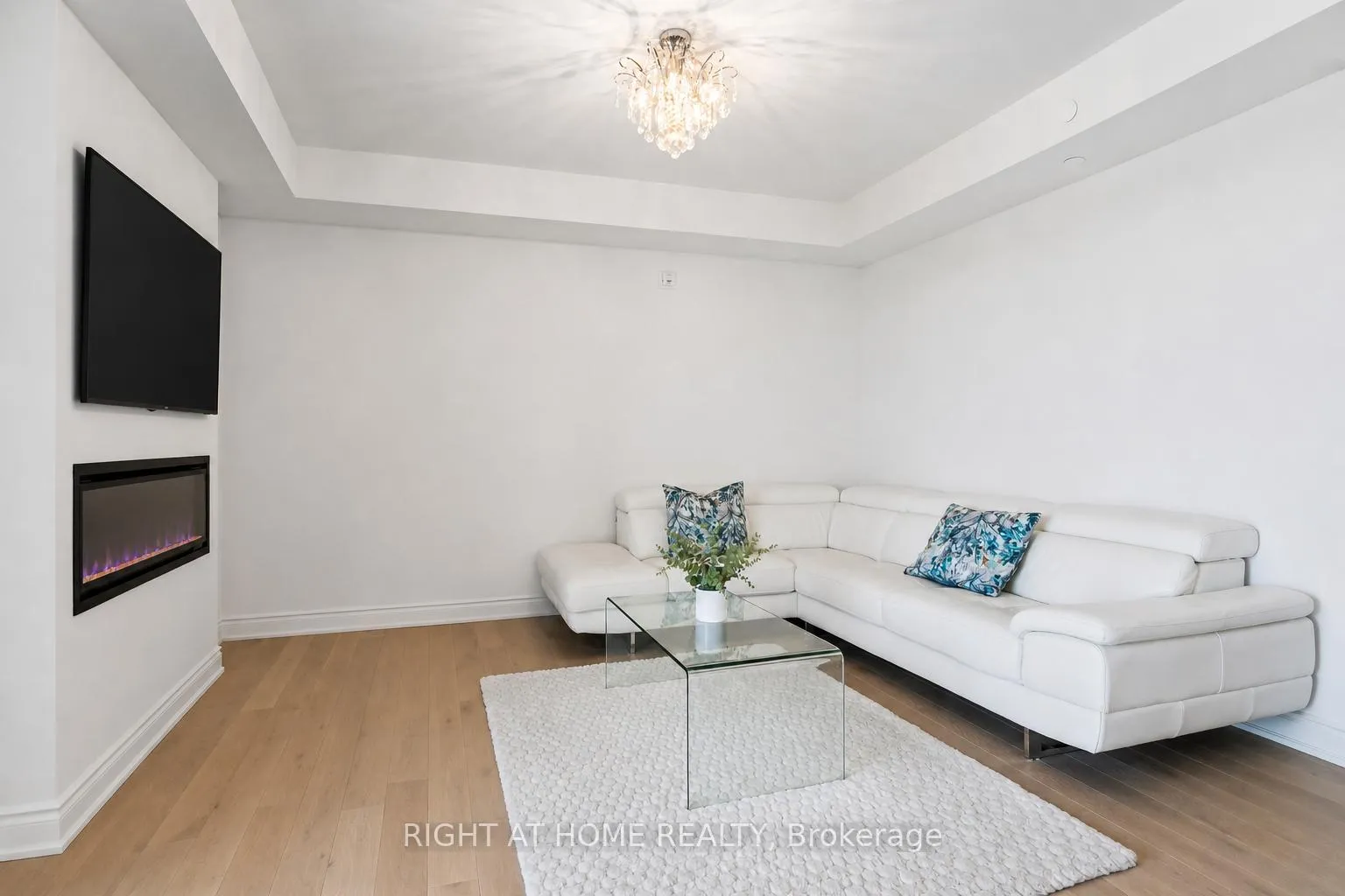 Photo 3 of Unit 406, 110 Grew Boulevard, Georgina, Sutton & Jackson's Point — HOMEH