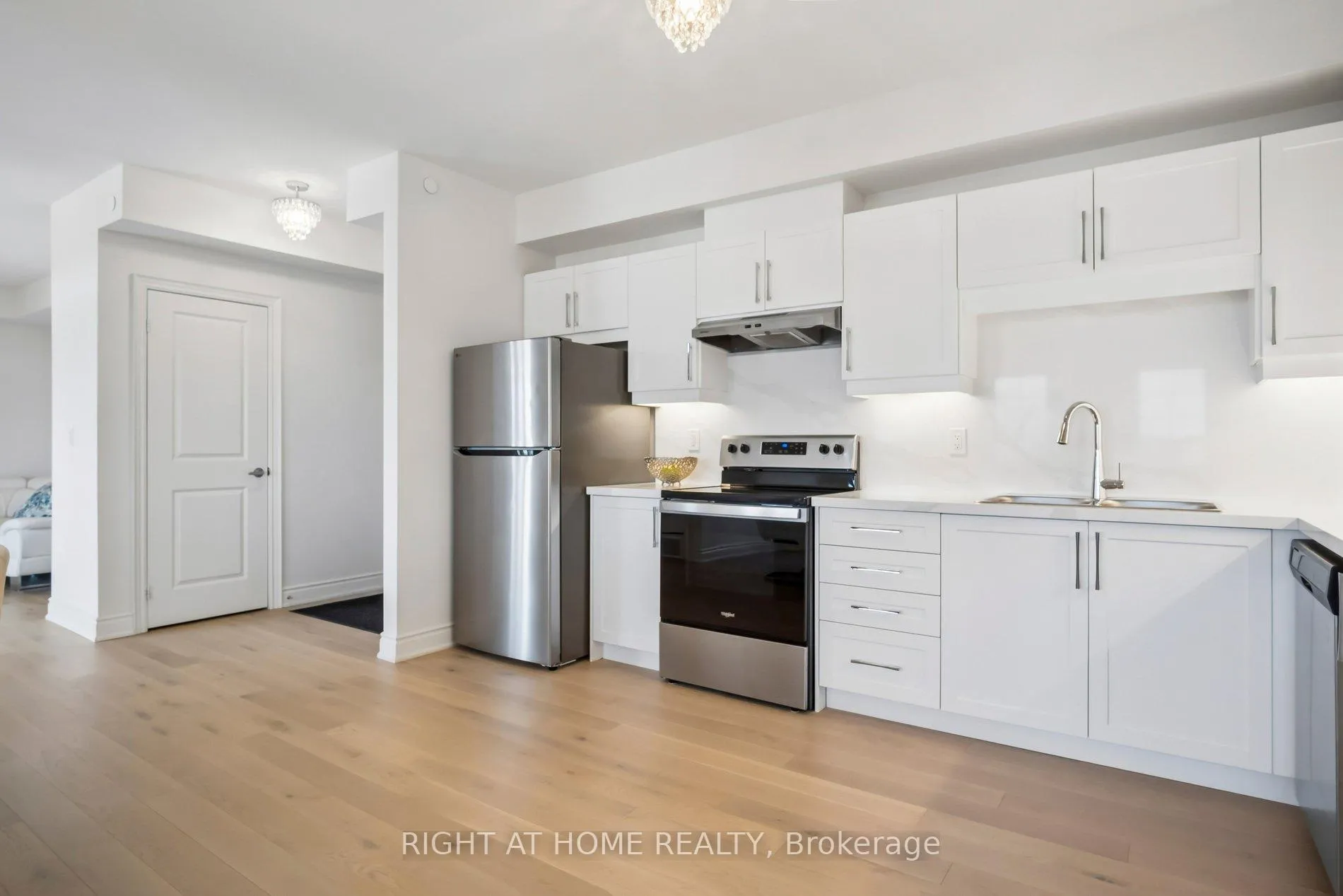 Photo 6 of Unit 406, 110 Grew Boulevard, Georgina, Sutton & Jackson's Point — HOMEH