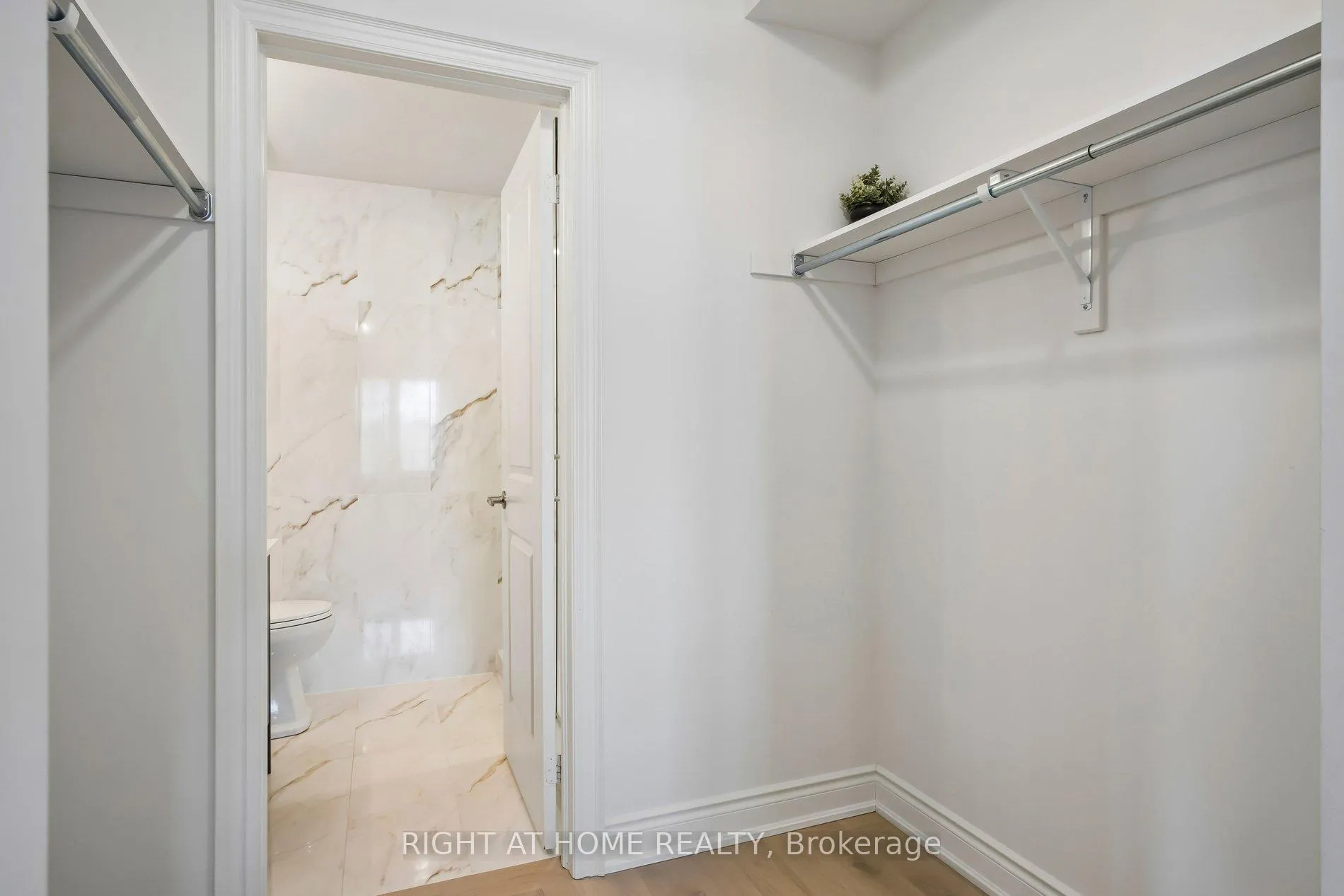 Photo 13 of Unit 406, 110 Grew Boulevard, Georgina, Sutton & Jackson's Point — HOMEH