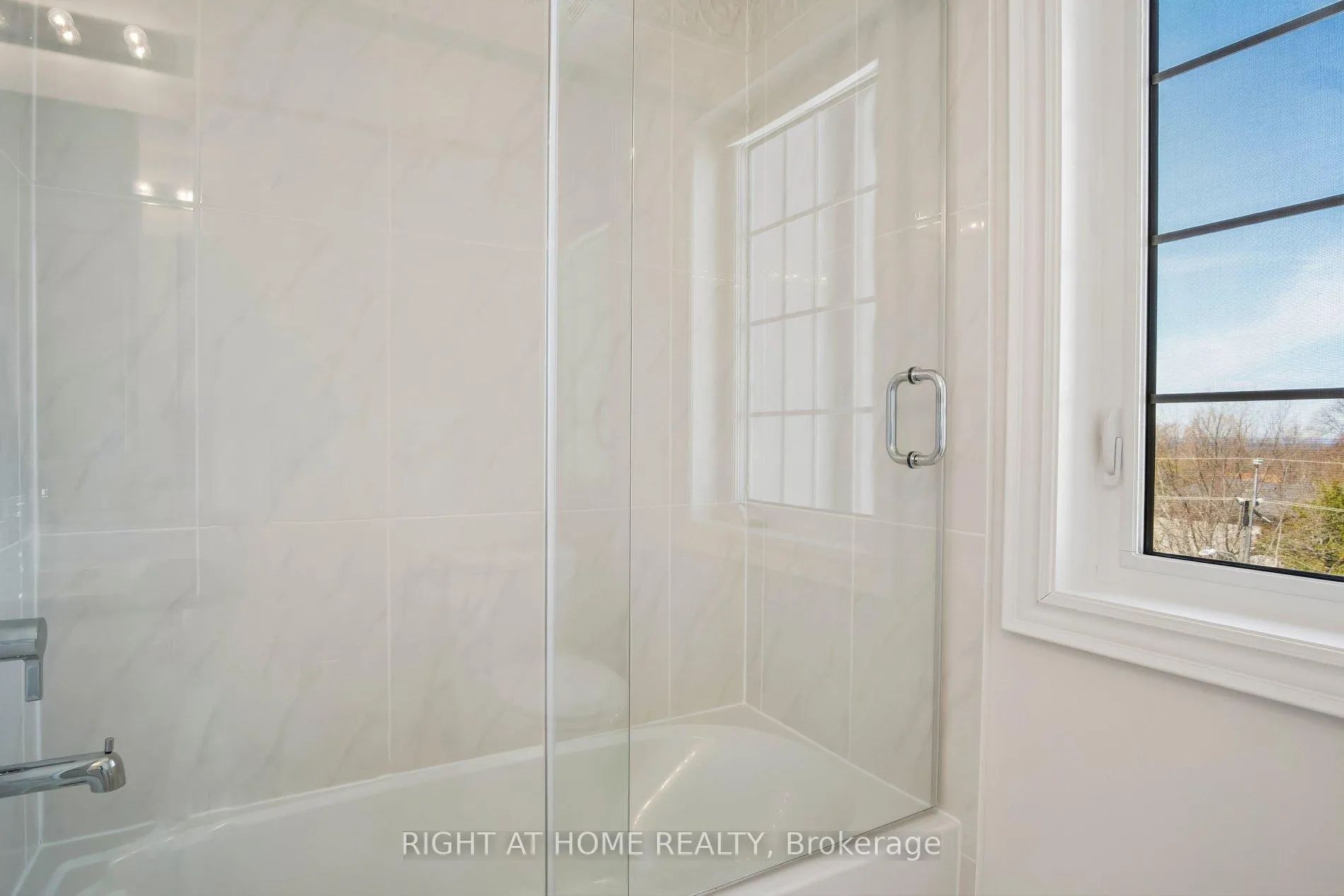 Photo 19 of Unit 406, 110 Grew Boulevard, Georgina, Sutton & Jackson's Point — HOMEH