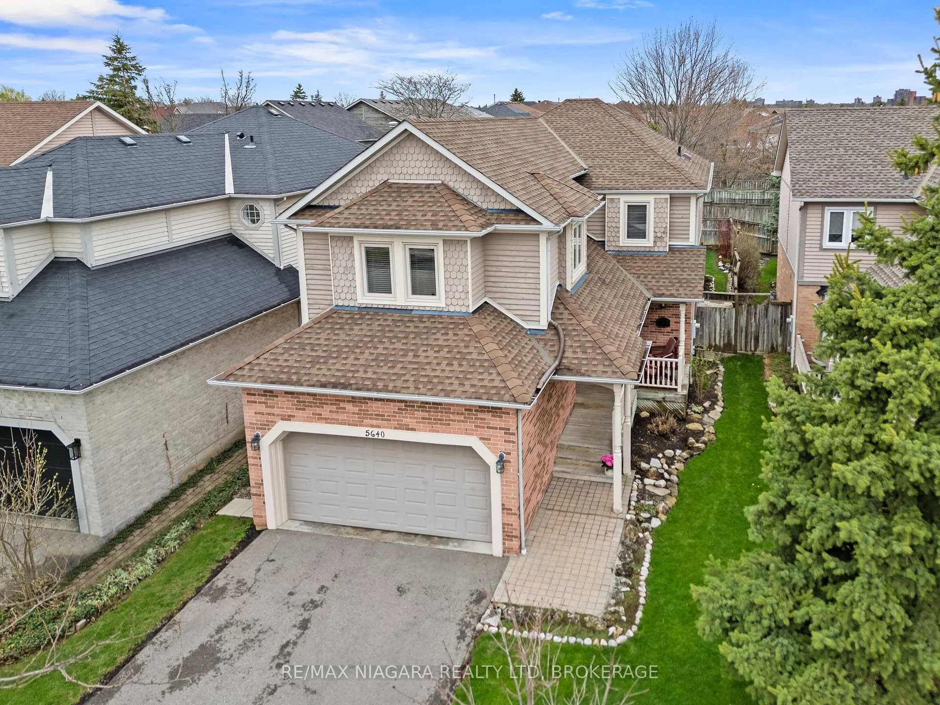 Photo 2 of 5640 Wells Place, Mississauga, Central Erin Mills — HOMEH
