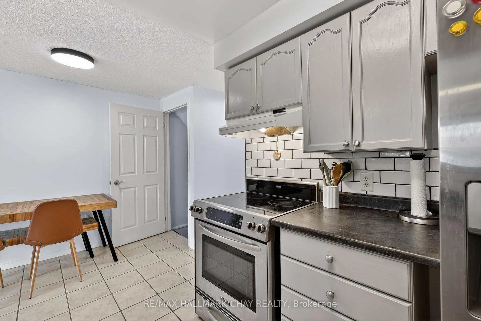 Photo 5 of 94 Lee Crescent, Barrie, Holly — HOMEH