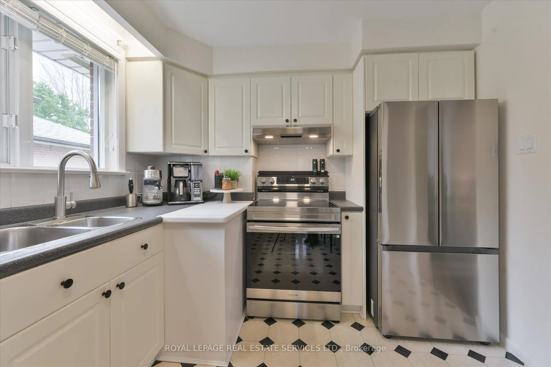 Photo 15 of 68 Renault Crescent, Etobicoke, Humber Heights — HOMEH