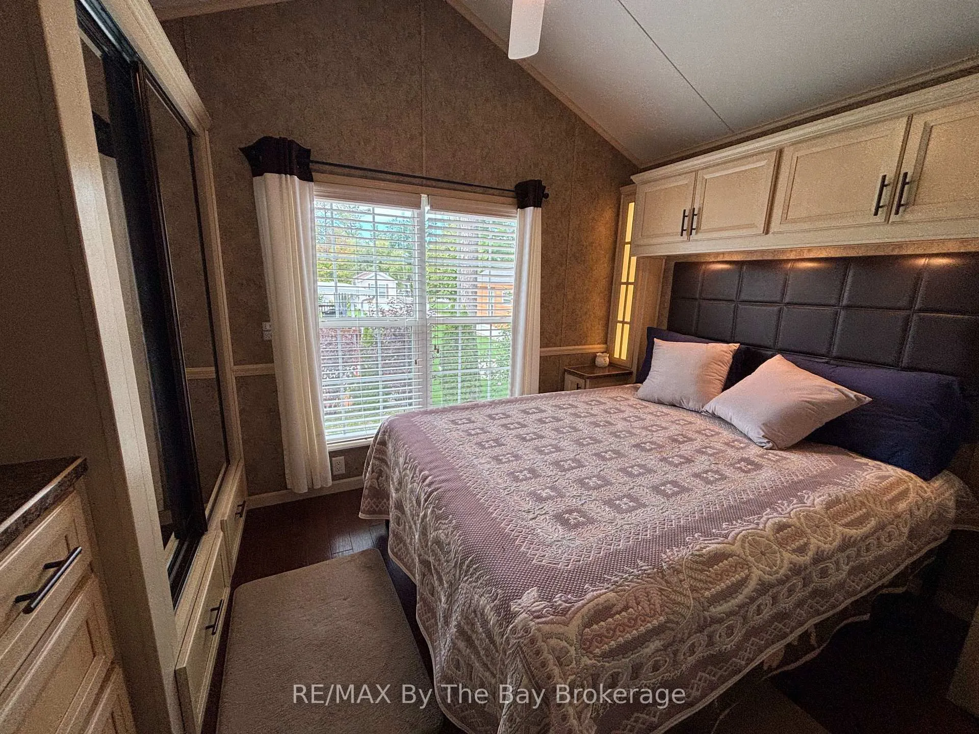 Photo 11 of 10 White Pines Trail, Wasaga Beach — HOMEH