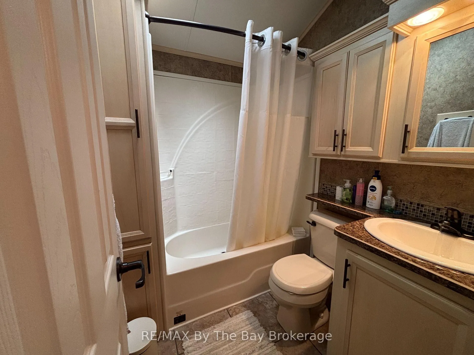 Photo 15 of 10 White Pines Trail, Wasaga Beach — HOMEH