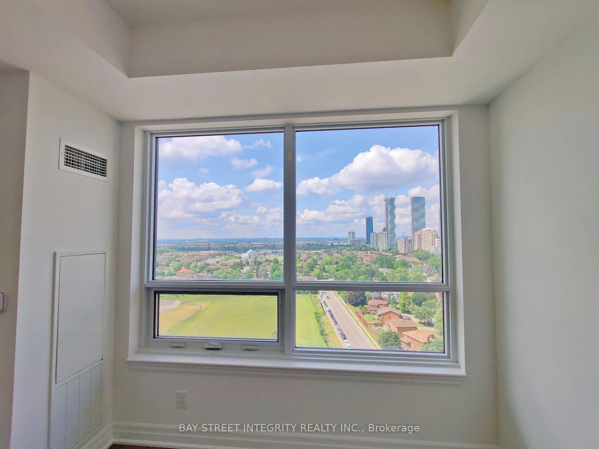 Photo 3 of Unit 2008, 36 Elm Drive W, Mississauga, City Centre — HOMEH