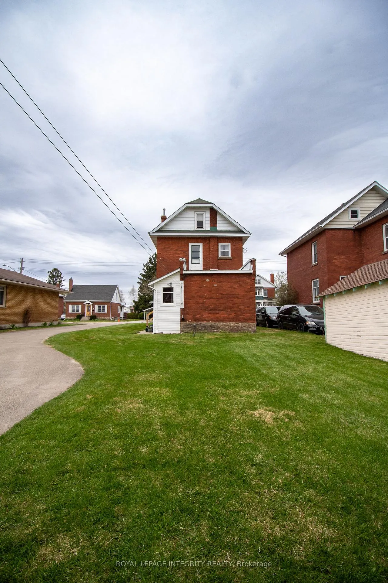 Photo 2 of 15 James Street, Smiths Falls — HOMEH