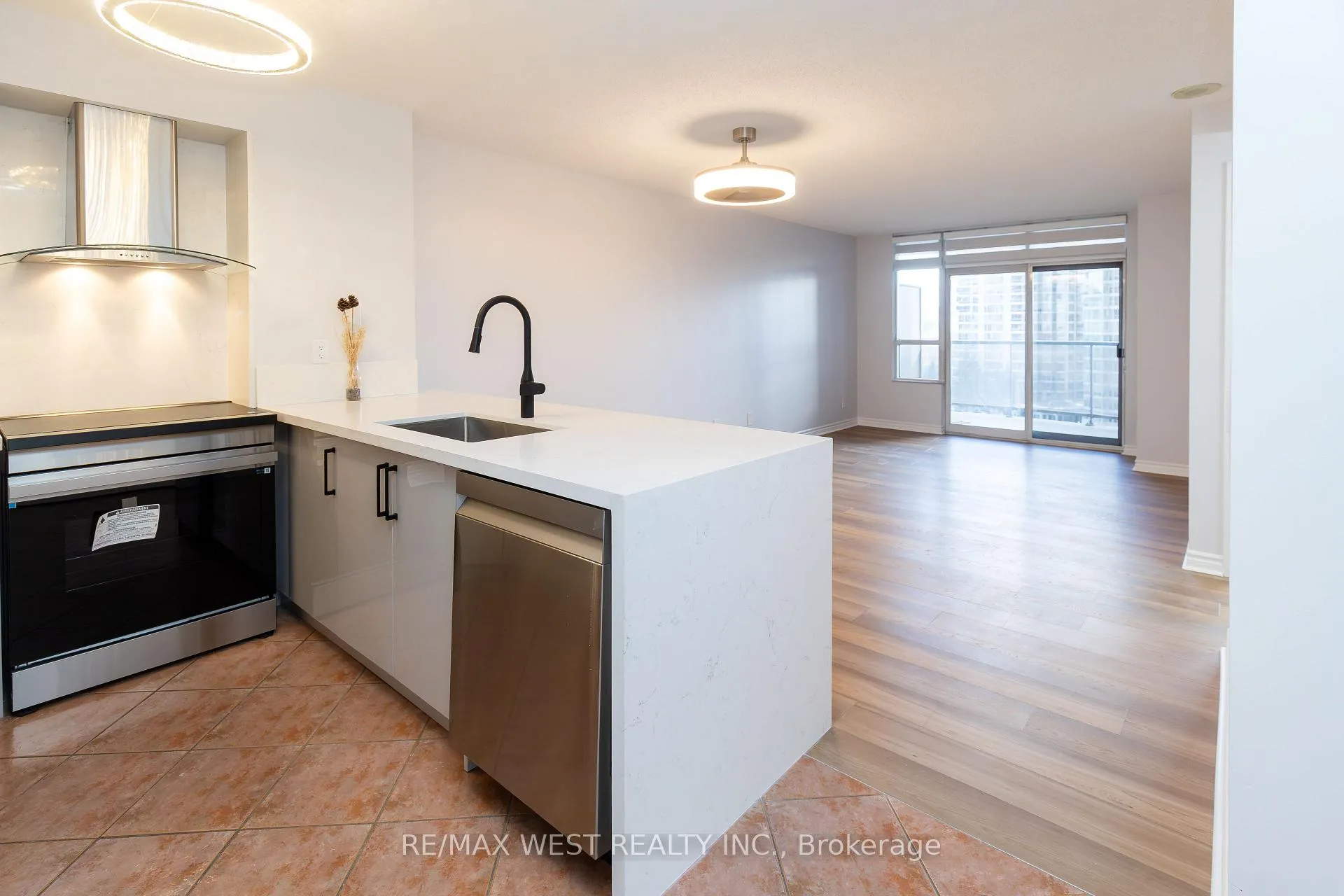 Photo 8 of Unit 902, 35 Kingsbridge Garden Circle, Mississauga, Hurontario — HOMEH