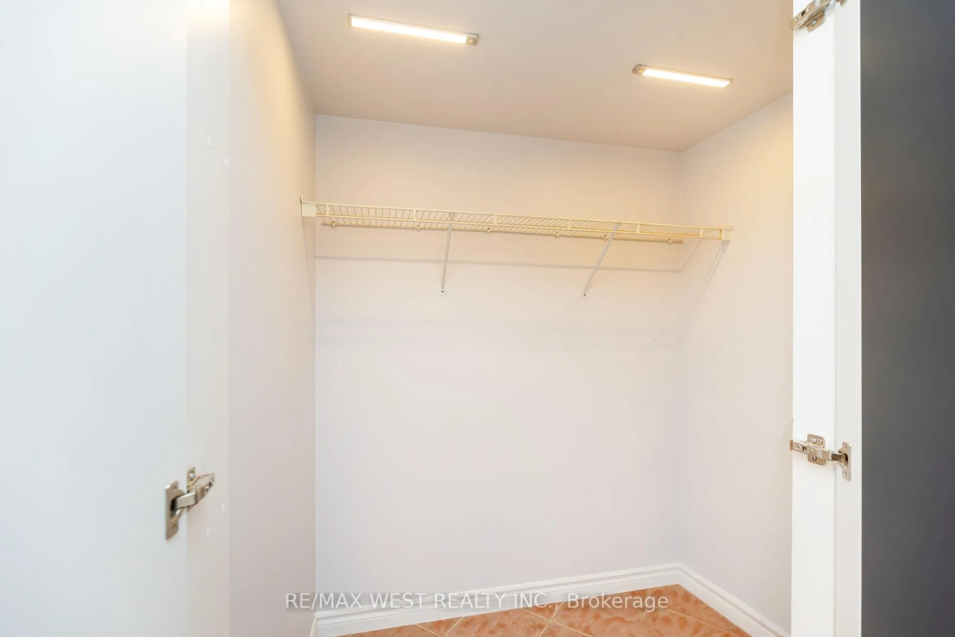 Photo 9 of Unit 902, 35 Kingsbridge Garden Circle, Mississauga, Hurontario — HOMEH