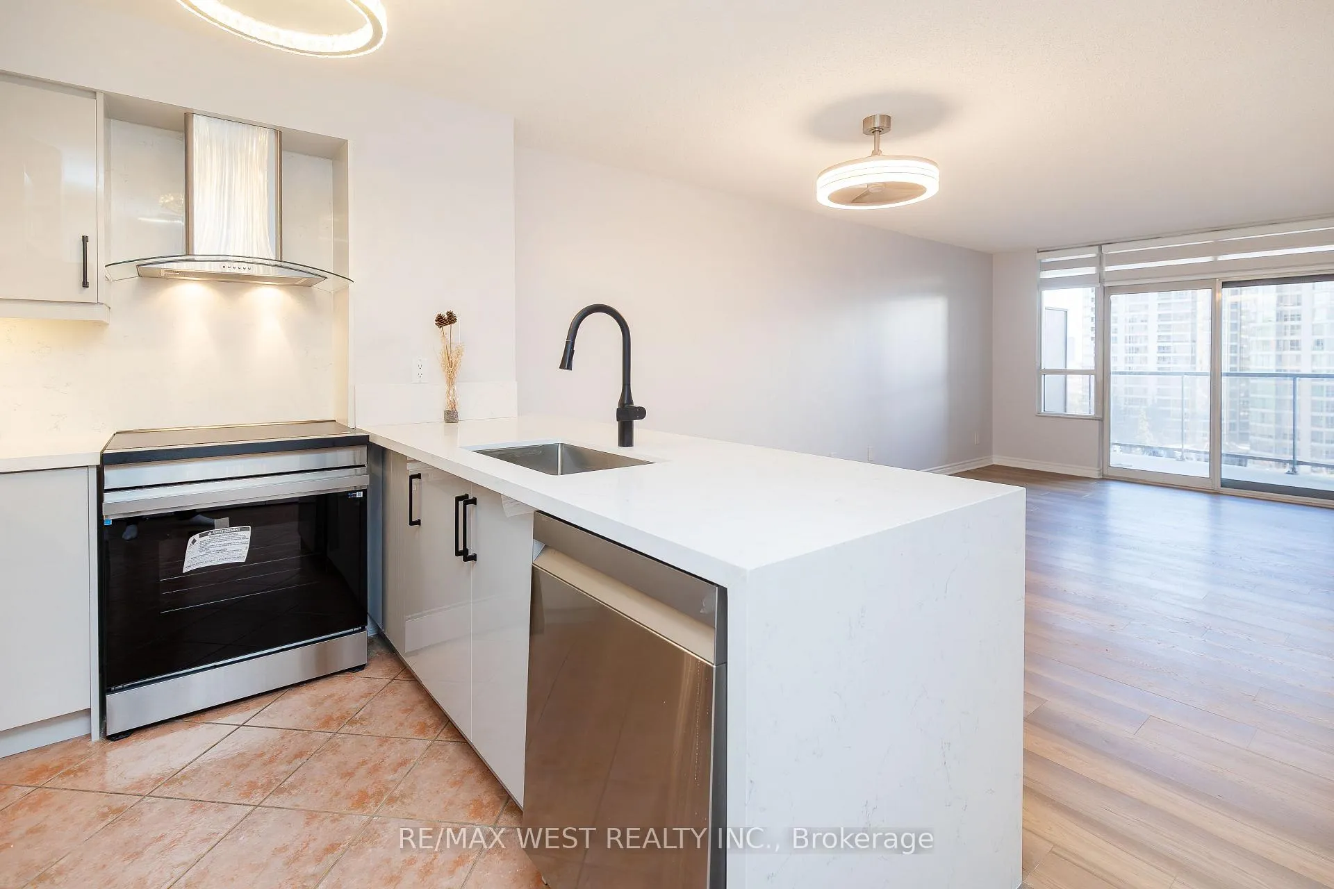 Photo 10 of Unit 902, 35 Kingsbridge Garden Circle, Mississauga, Hurontario — HOMEH