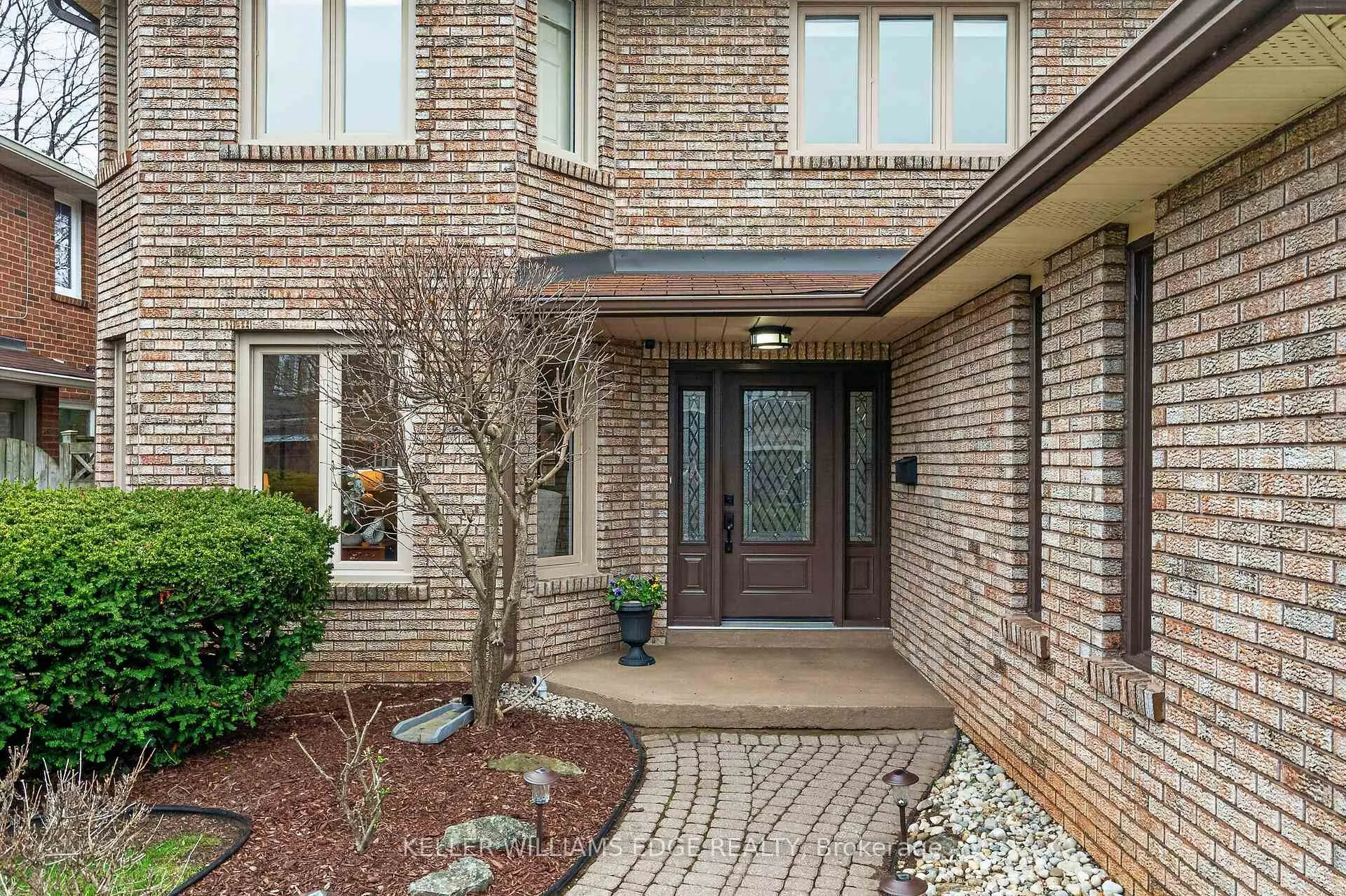 Photo 2 of 520 Woodview Road, Burlington, Roseland — HOMEH