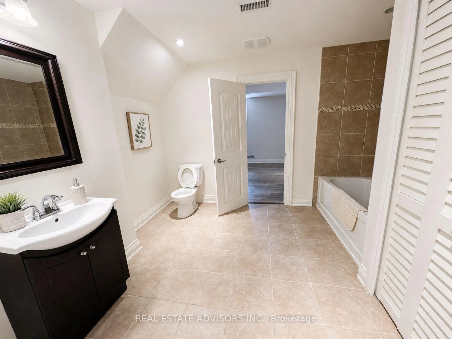 Photo 24 of 428 Maplehurst Avenue, Oakville, West — HOMEH