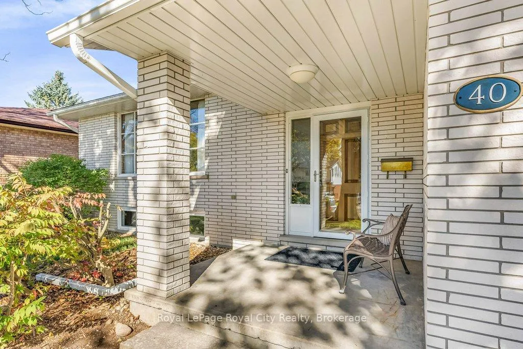 Photo 4 of 40 Keats Crescent, Guelph, Kortright West — HOMEH