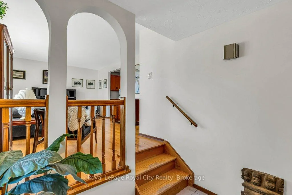 Photo 5 of 40 Keats Crescent, Guelph, Kortright West — HOMEH