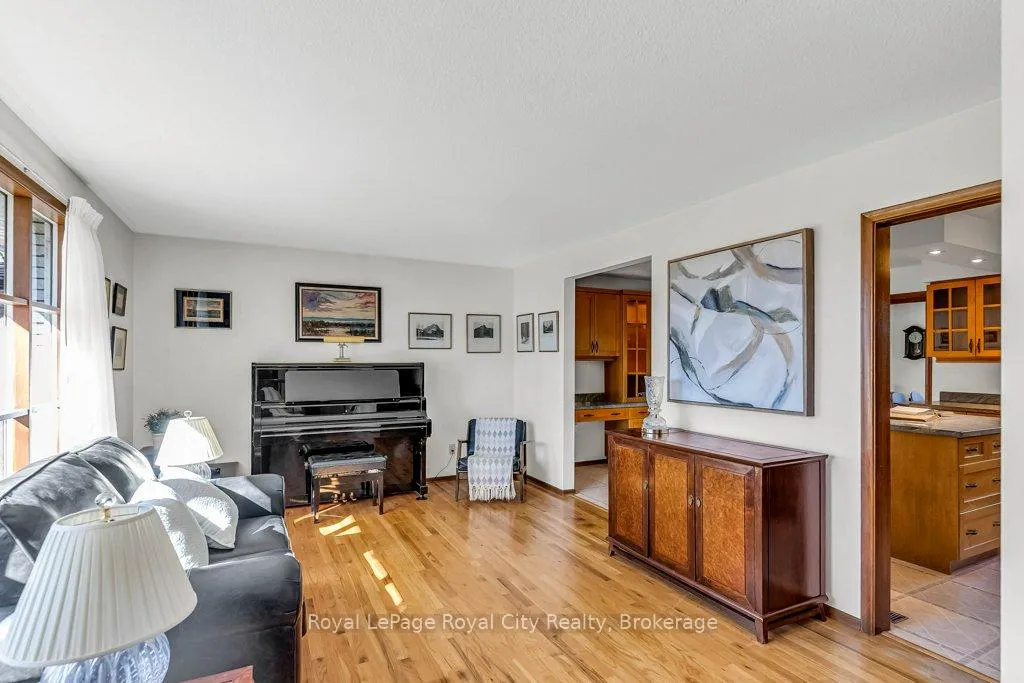 Photo 10 of 40 Keats Crescent, Guelph, Kortright West — HOMEH