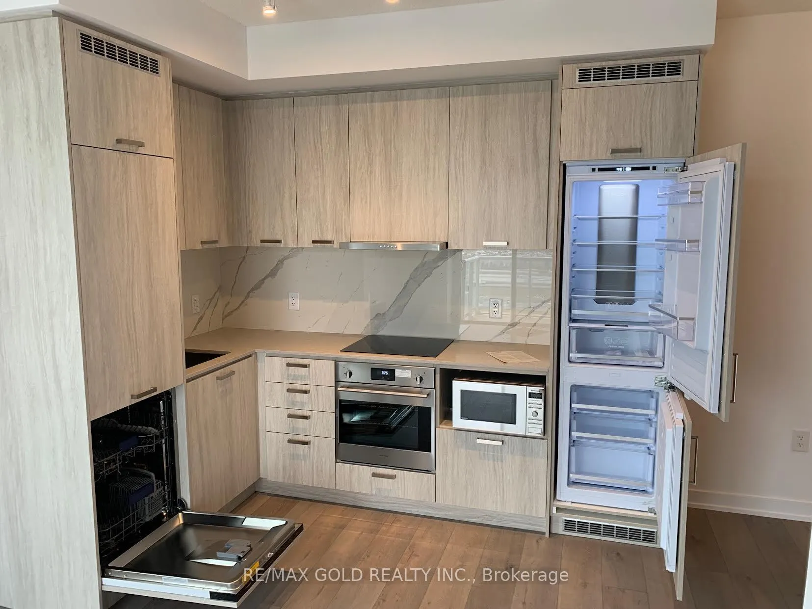 Photo 5 of Unit 1005, 38 Honeycrisp Crescent, Vaughan, Vaughan Corporate Centre — HOMEH