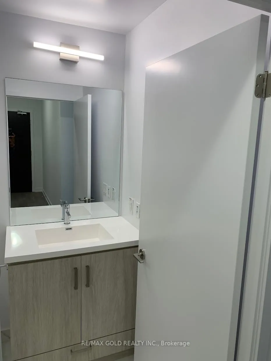 Photo 11 of Unit 1005, 38 Honeycrisp Crescent, Vaughan, Vaughan Corporate Centre — HOMEH